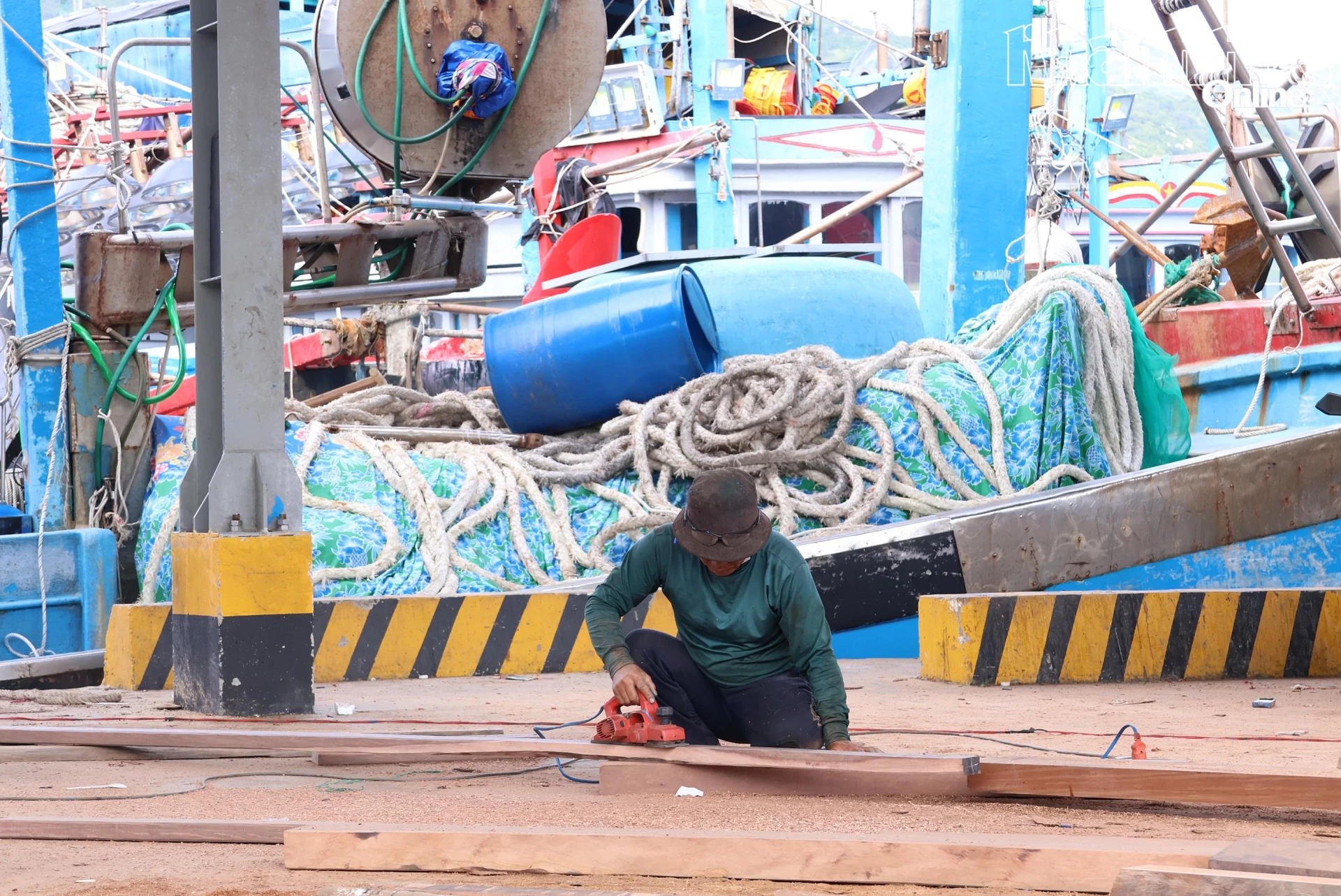 Hoạt động sửa chữa tàu.