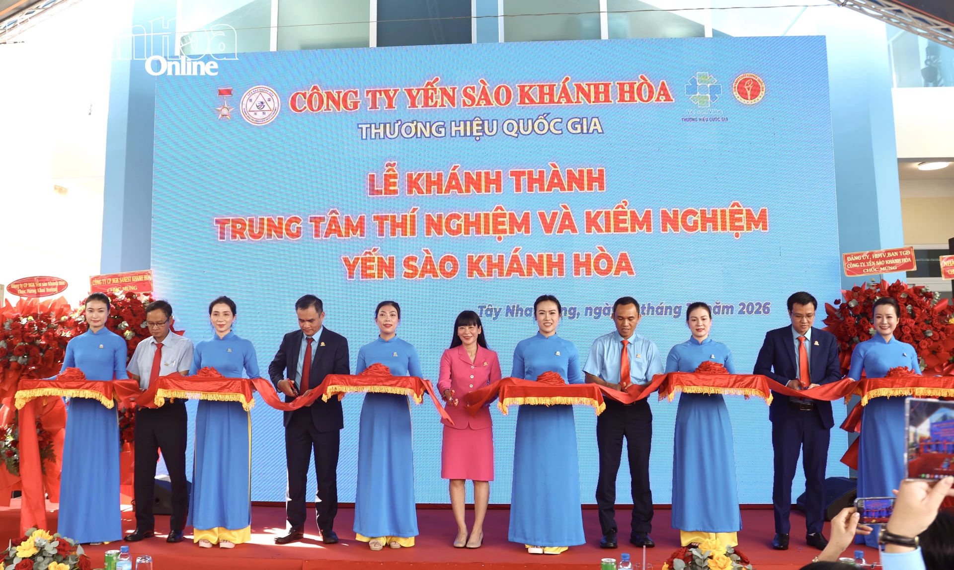Cắt băng khánh thành Trung tâm Thí nghiệm và Kiểm nghiệm Yến sào Khánh Hòa.