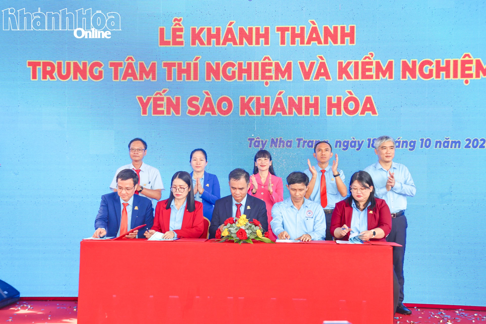 Công ty Yến sào Khánh Hòa ký kết hợp đồng dịch vụ kiểm nghiệm với các đối tác.