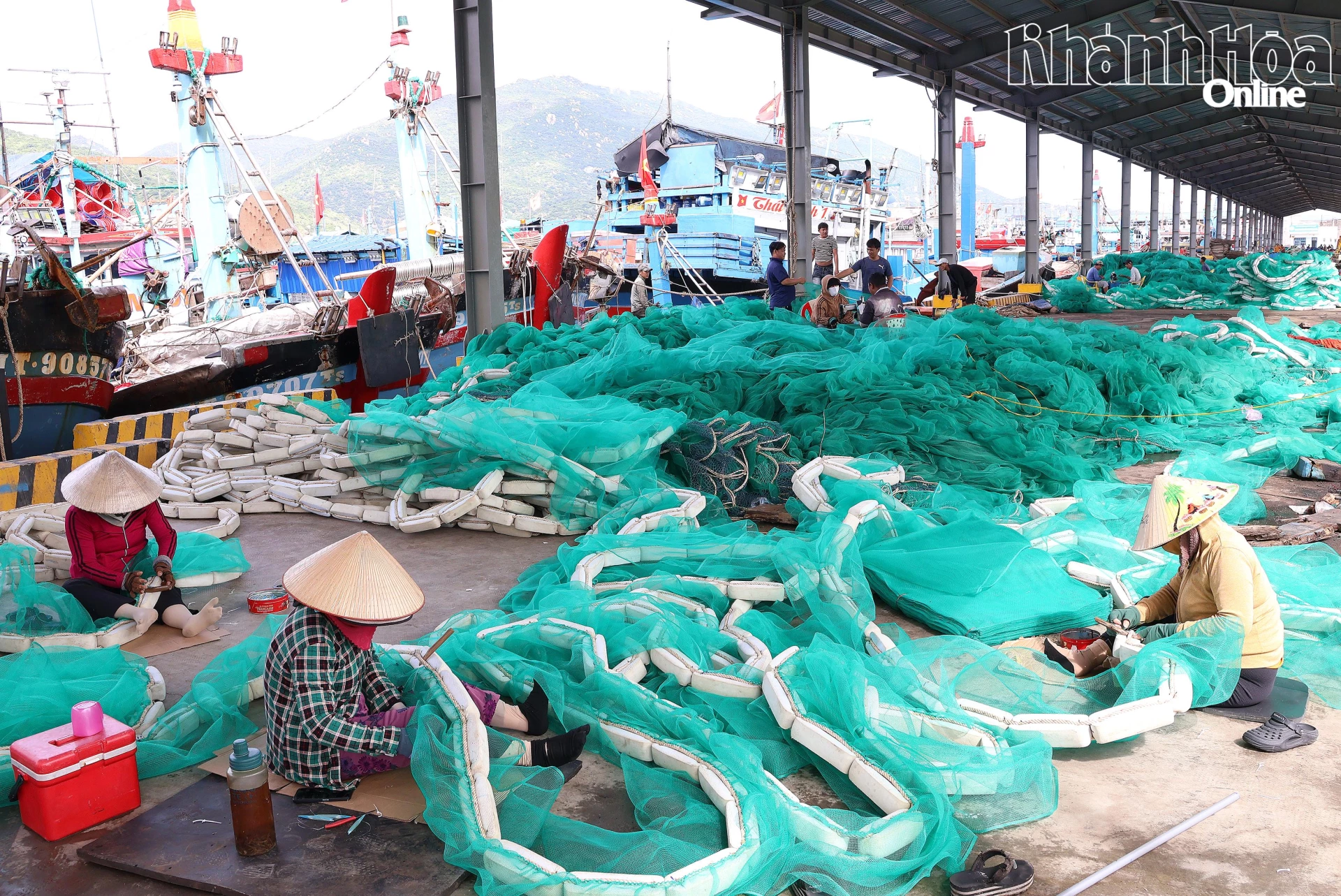 Nhiều ngư dân tập trung tại cảng vá lưới.