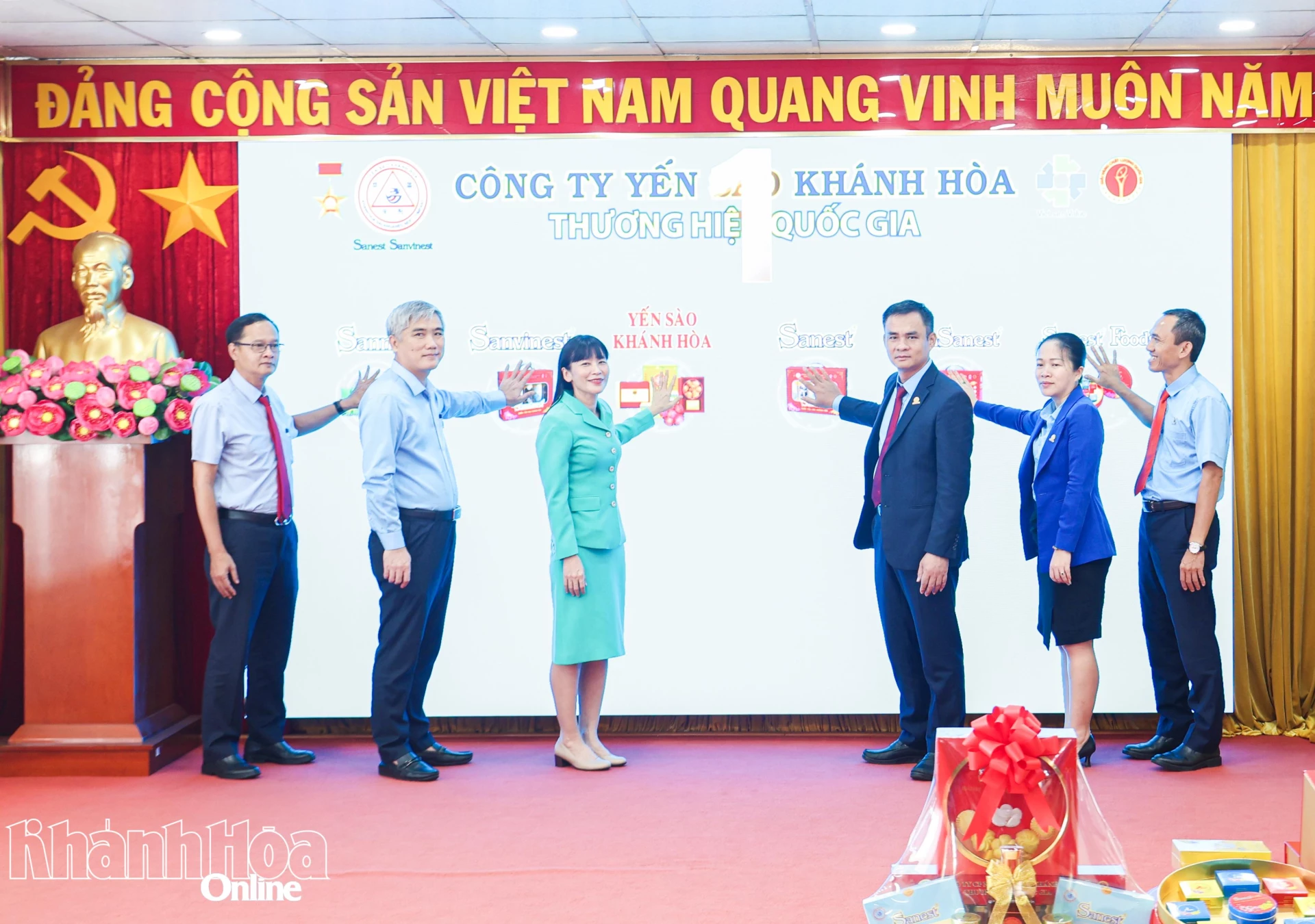 Lãnh đạo Công ty Yến sào Khánh Hòa thực hiện nghi thức giới thiệu sản phẩm mới.
