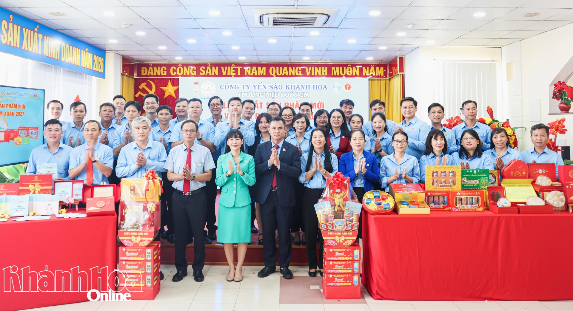 Lãnh đạo Công ty Yến sào Khánh Hòa và các đơn vị trực thuộc tại lễ ra mắt sản phẩm mới.