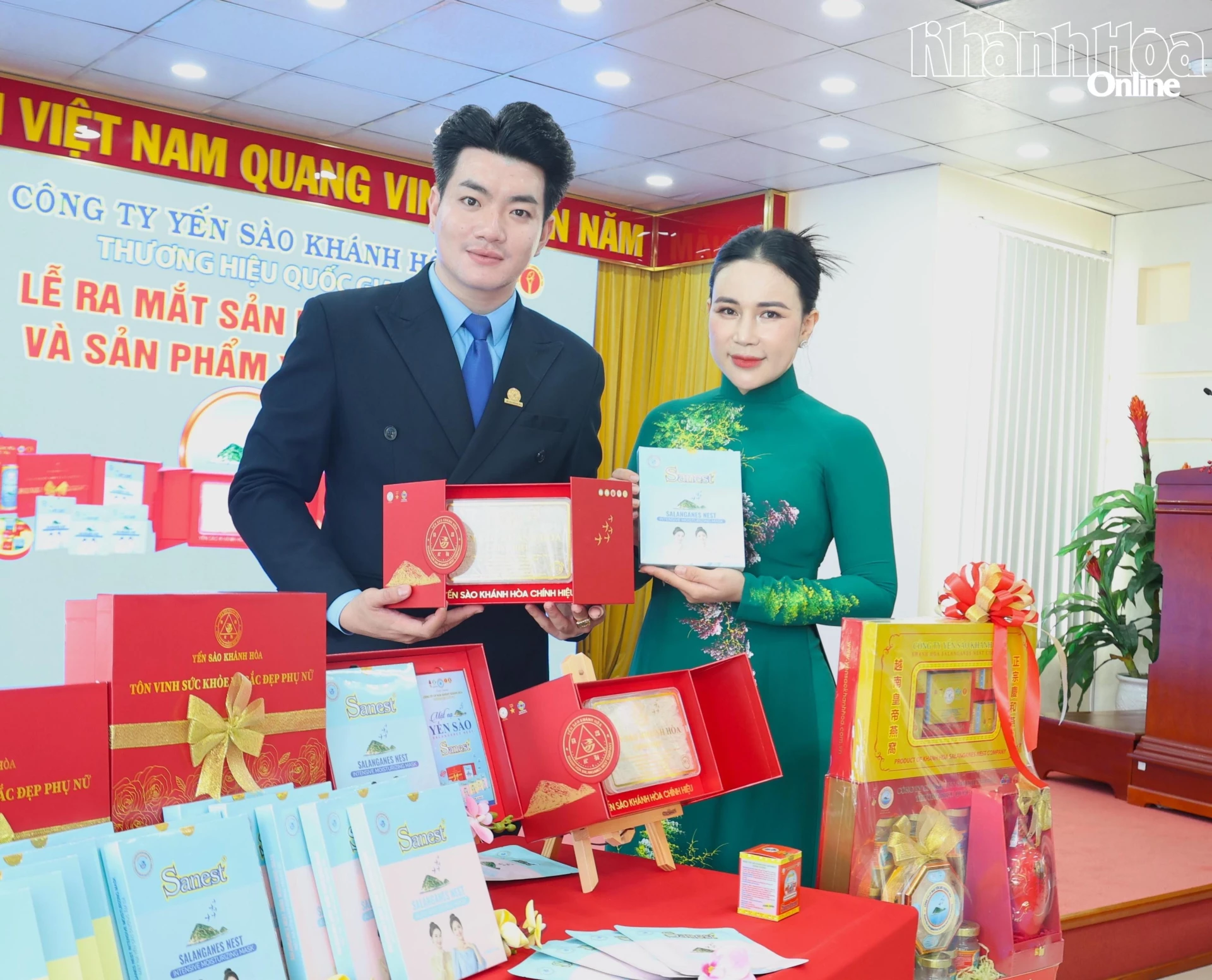 Nhân viên công ty giới thiệu các sản phẩm mới.
