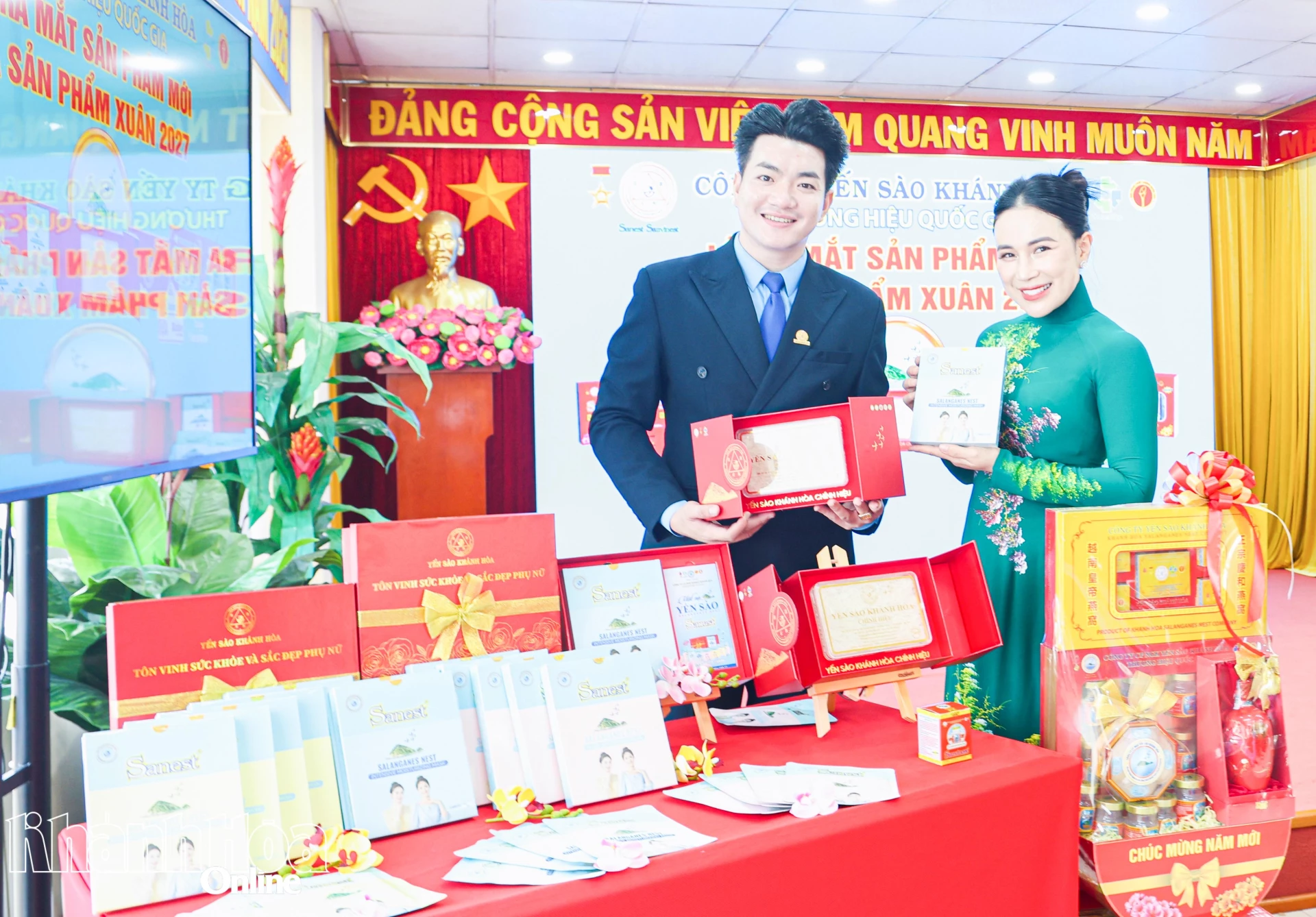 Nhân viên Công ty Yến sào Khánh Hòa quảng bá các dòng sản phẩm mới.