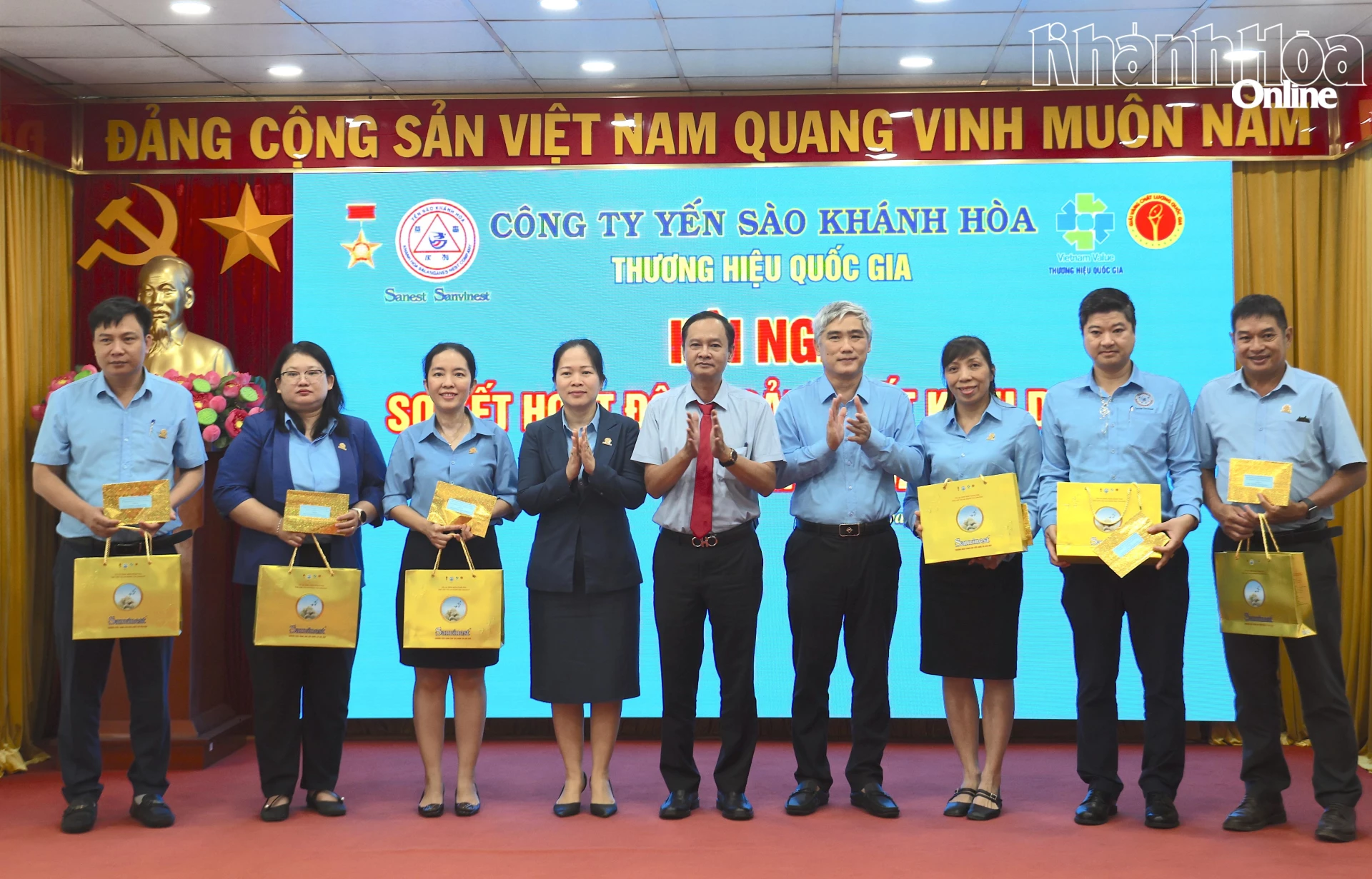 Lãnh đạo công ty khen thưởng các tập thể hoàn thành xuất sắc nhiệm vụ trong 9 tháng.