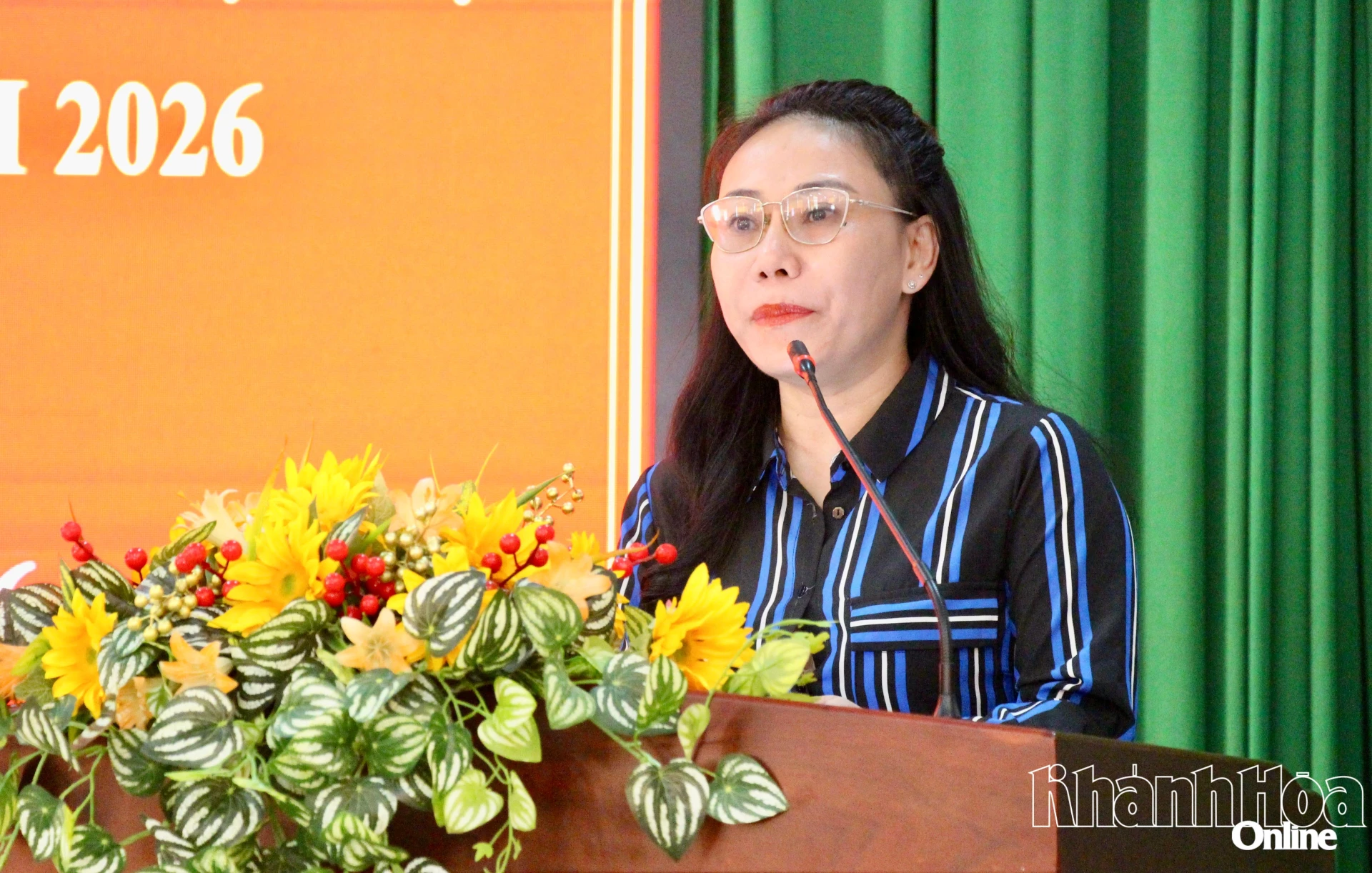 Bà Nguyễn Thị Thanh Huyền - Phó Hiệu trưởng Trường Chính trị tỉnh Khánh Hòa, phát biểu tại buổi lễ.