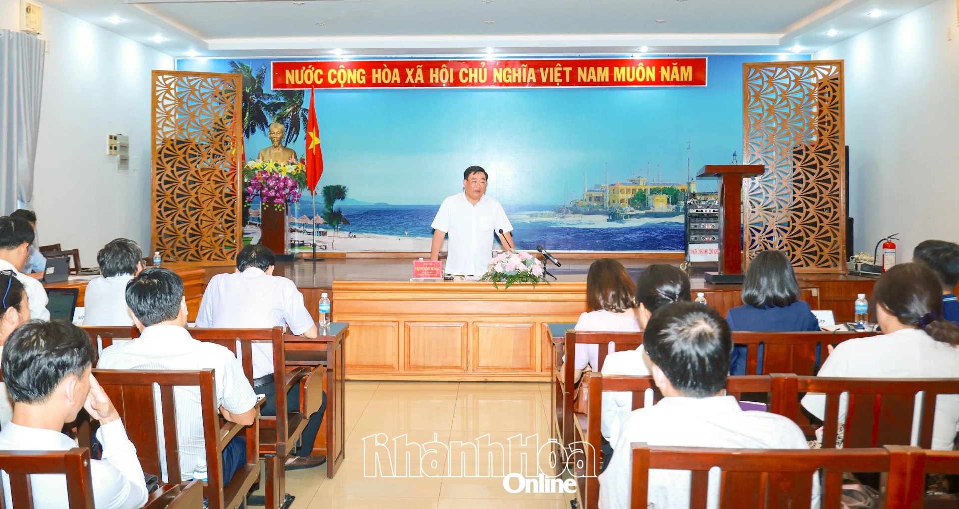 Quang cảnh buổi làm việc.