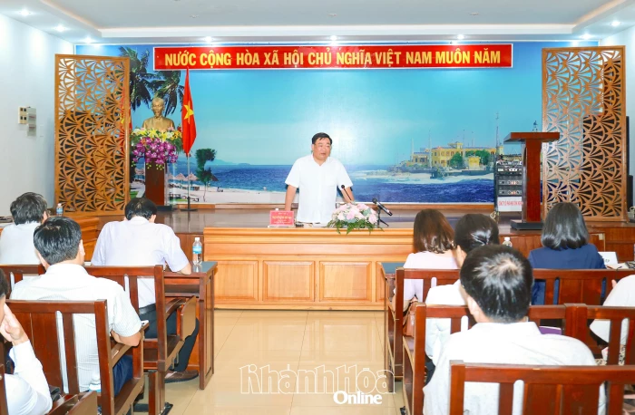 Phó Chủ tịch UBND tỉnh Trịnh Minh Hoàng làm việc với các doanh nghiệp trong Khu công nghiệp Suối Dầu
