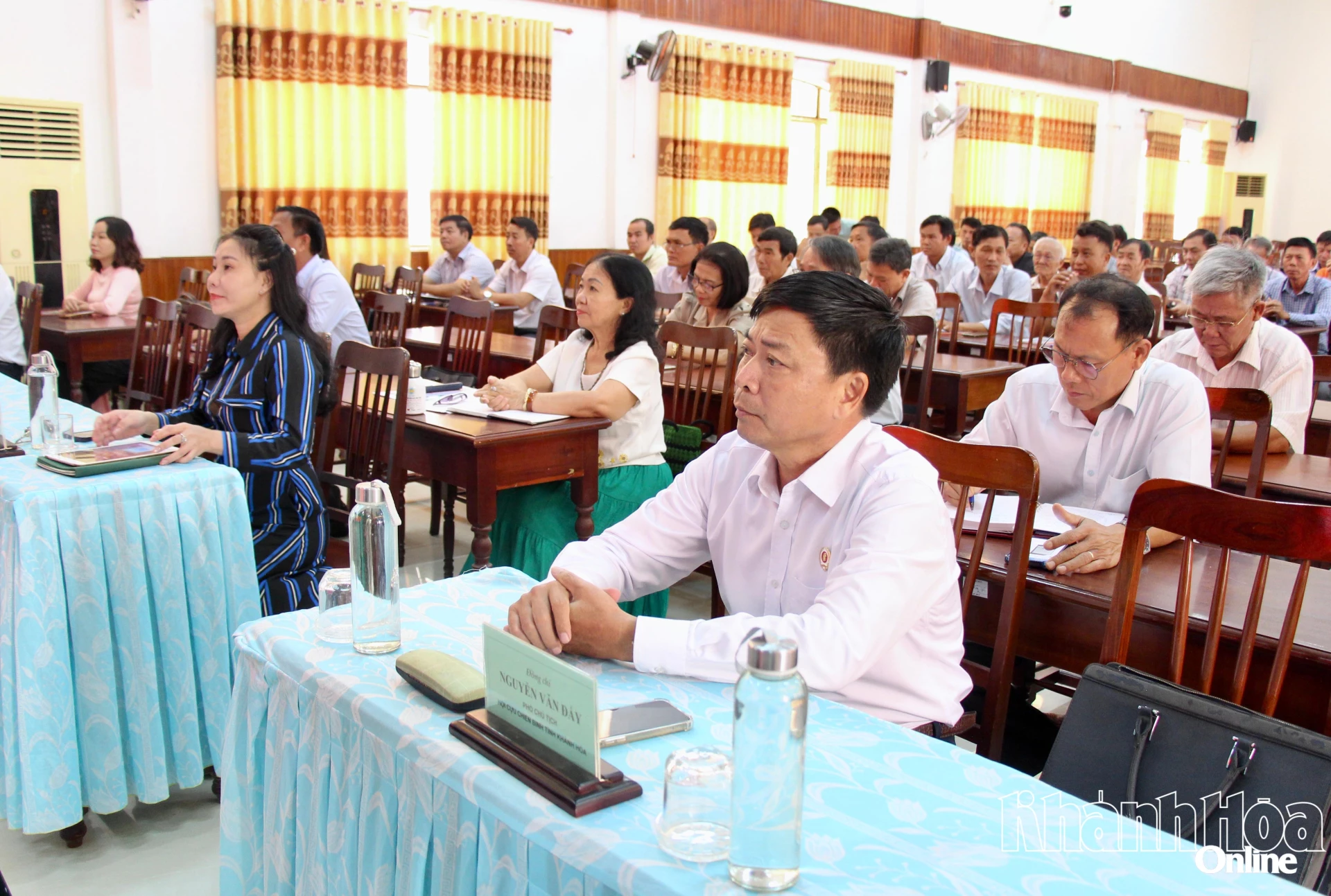 Các đại biểu và học viên dự lễ khai giảng.