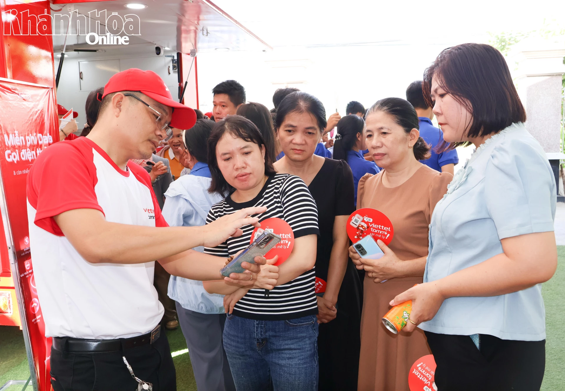 Người dân xã Suối Dầu tìm hiểu các tiện ích số tại Ngày hội Công nghệ số xã Suối Dầu.