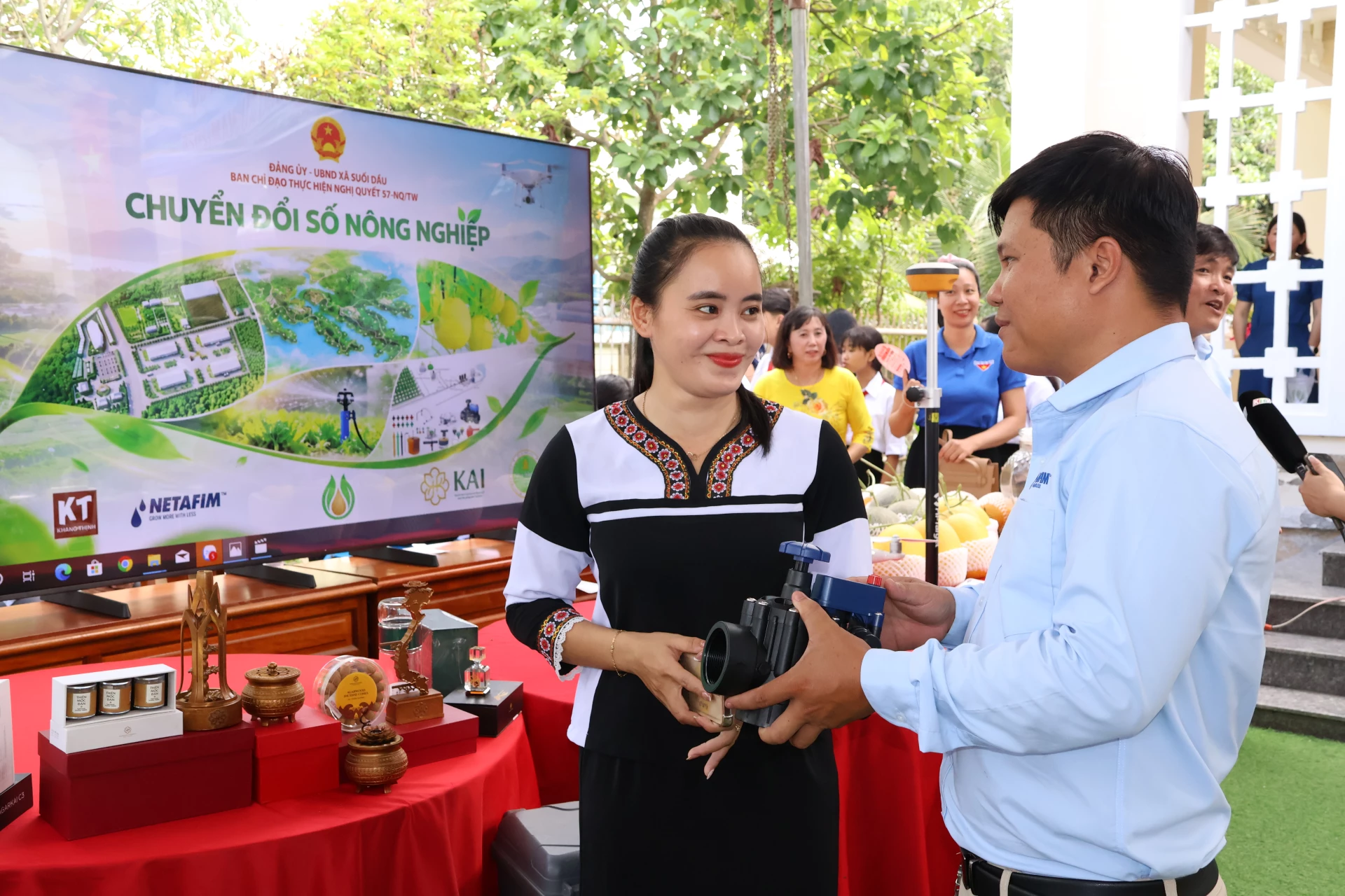 Người dân xã Suối Dầu tìm hiểu các công nghệ nông nghiệp thông minh tại Ngày Hội Công nghệ số xã Suối Dầu. 