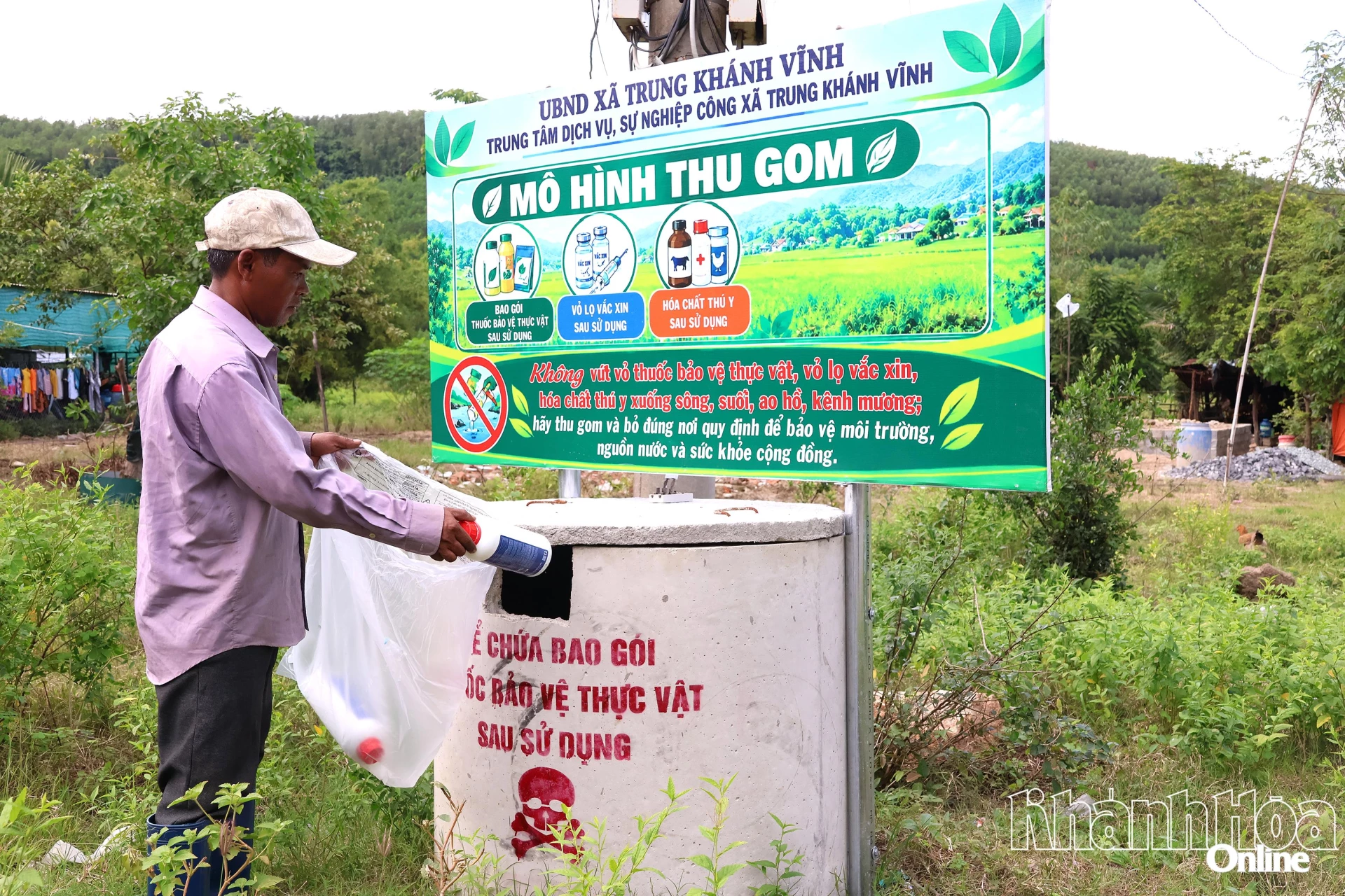 Người dân thu gom vỏ lọ vắc xin về nơi tập kết.
