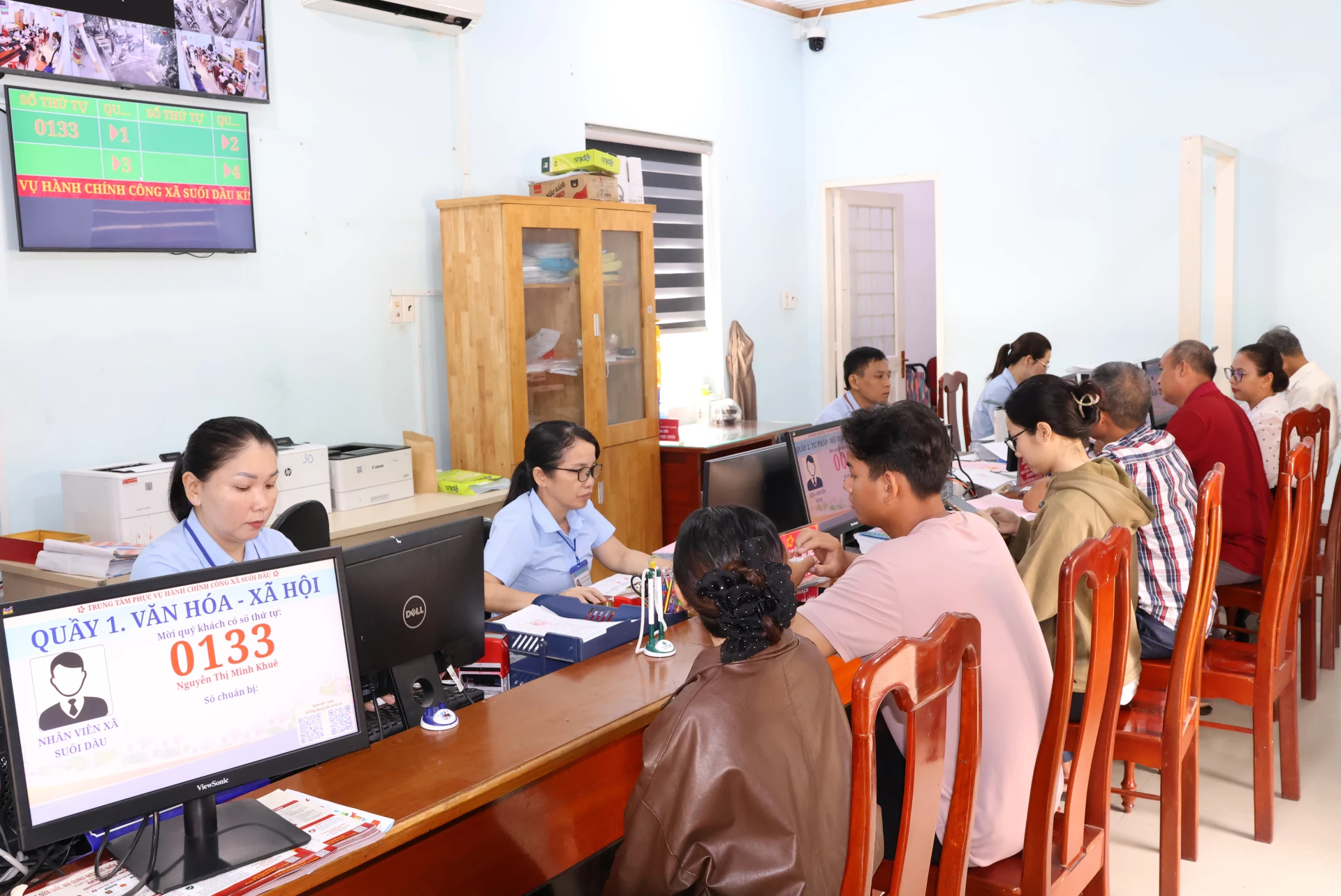 Người dân đến làm thủ tục tại Trung tâm Phục vụ hành chính công xã Suối Dầu.