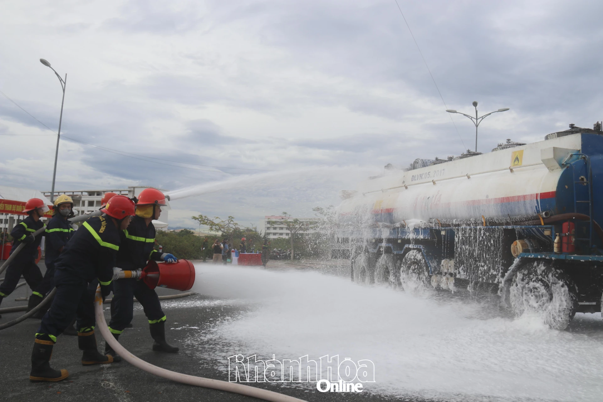 Các chiến sĩ chữa cháy sử dụng bọt chuyên dụng để dập lửa tại buổi thực tập cuối tháng 8-2026 tại phường Nam Nha Trang.