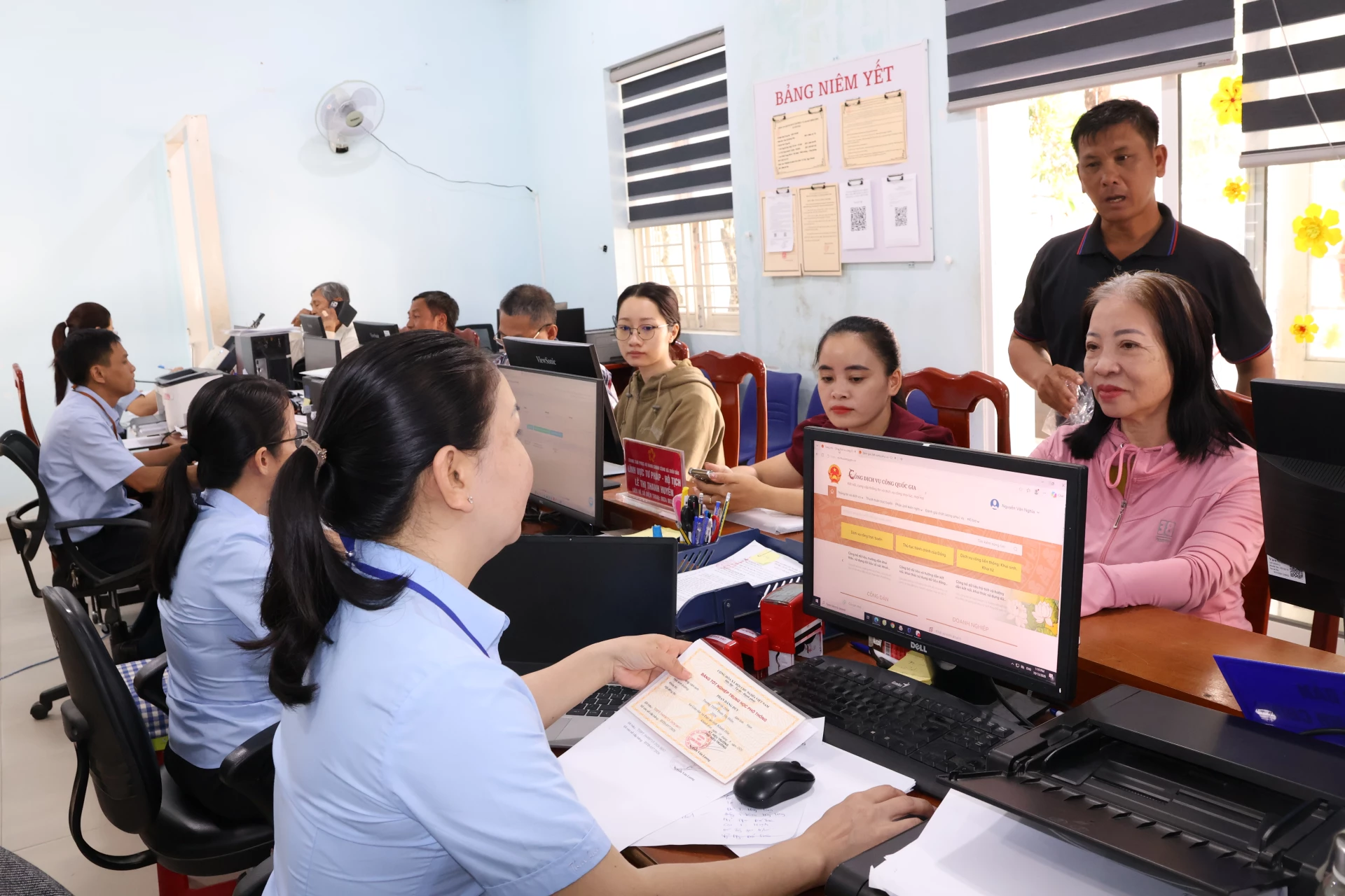 Bà Nguyễn Thị Mai (ngoài cùng bên phải) đến làm thủ tục đăng ký biến động đất đai tại Trung tâm Phục vụ hành chính công xã Suối Dầu.