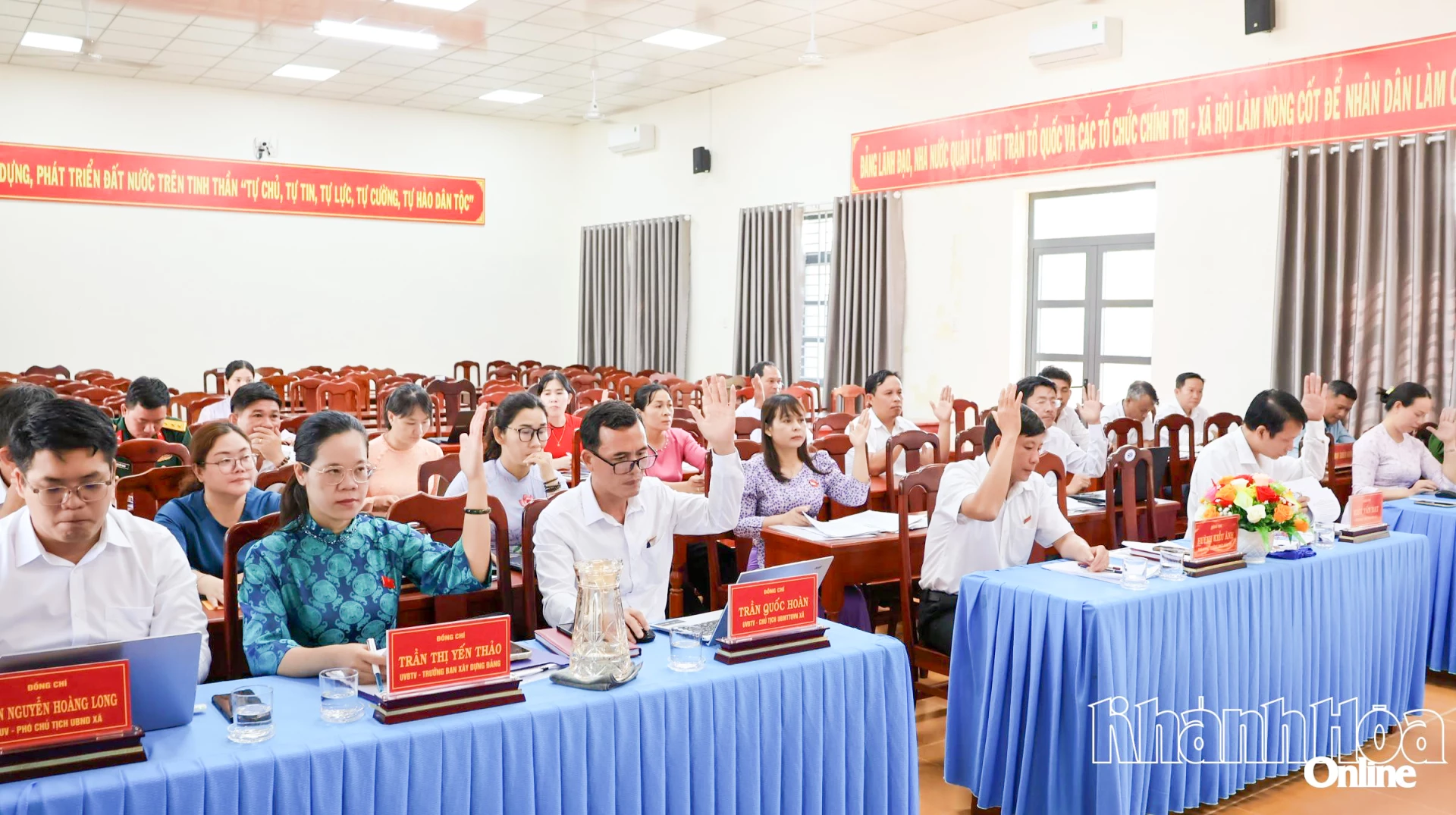 Các đại biểu biểu quyết thông qua nghị quyết tại kỳ họp.