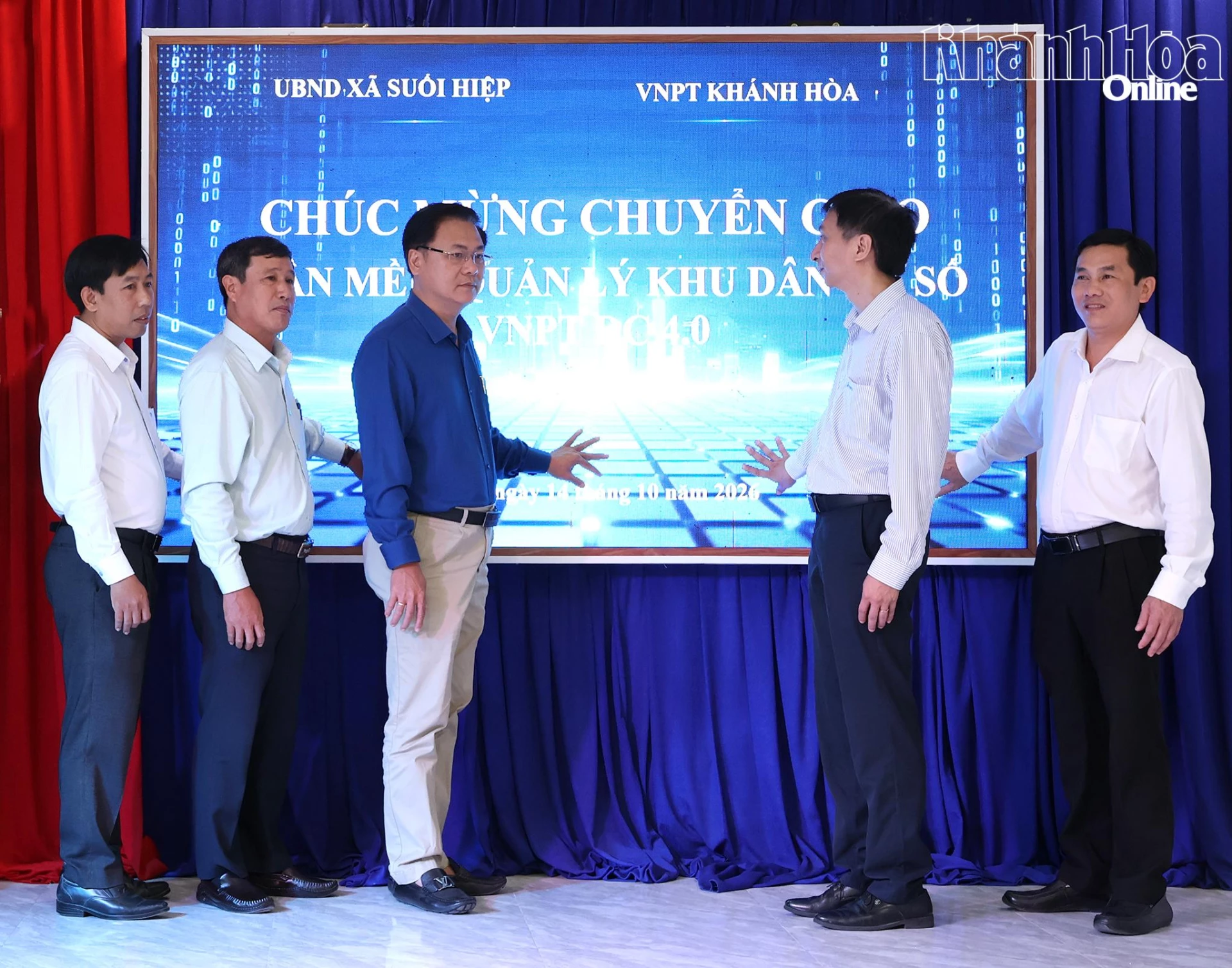 Lãnh đạo xã Suối Hiệp và lãnh đọa VNPT Khánh Hòa bấm nút  triển khai thử nghiệm phần mềm Quản lý khu dân cư số VNPT DC 4.0