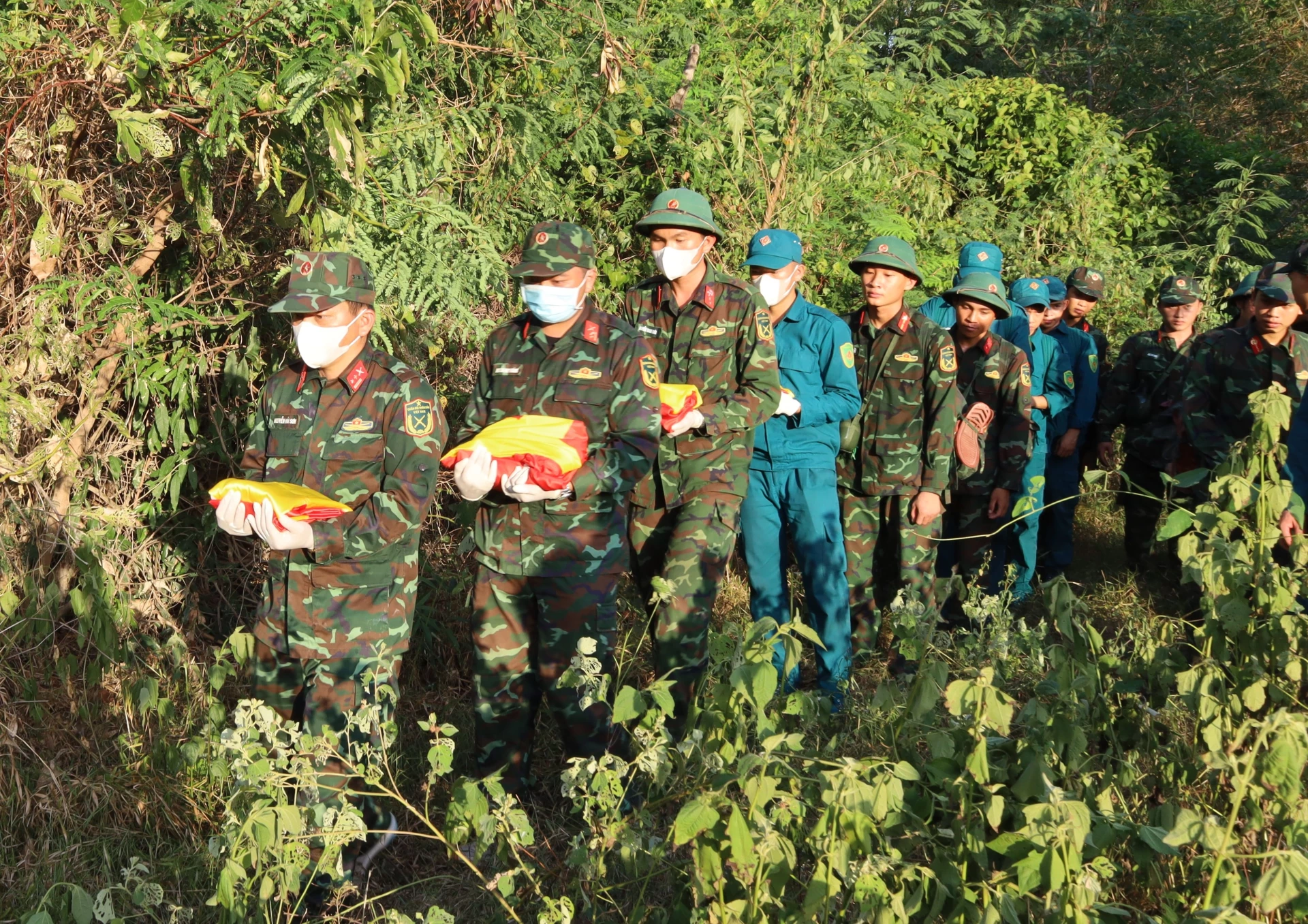 Cán bộ, chiến sĩ tìm kiếm, cất bốc 4 hài cốt liệt sĩ trên núi Hòn Chảo (xã Vạn Ninh).