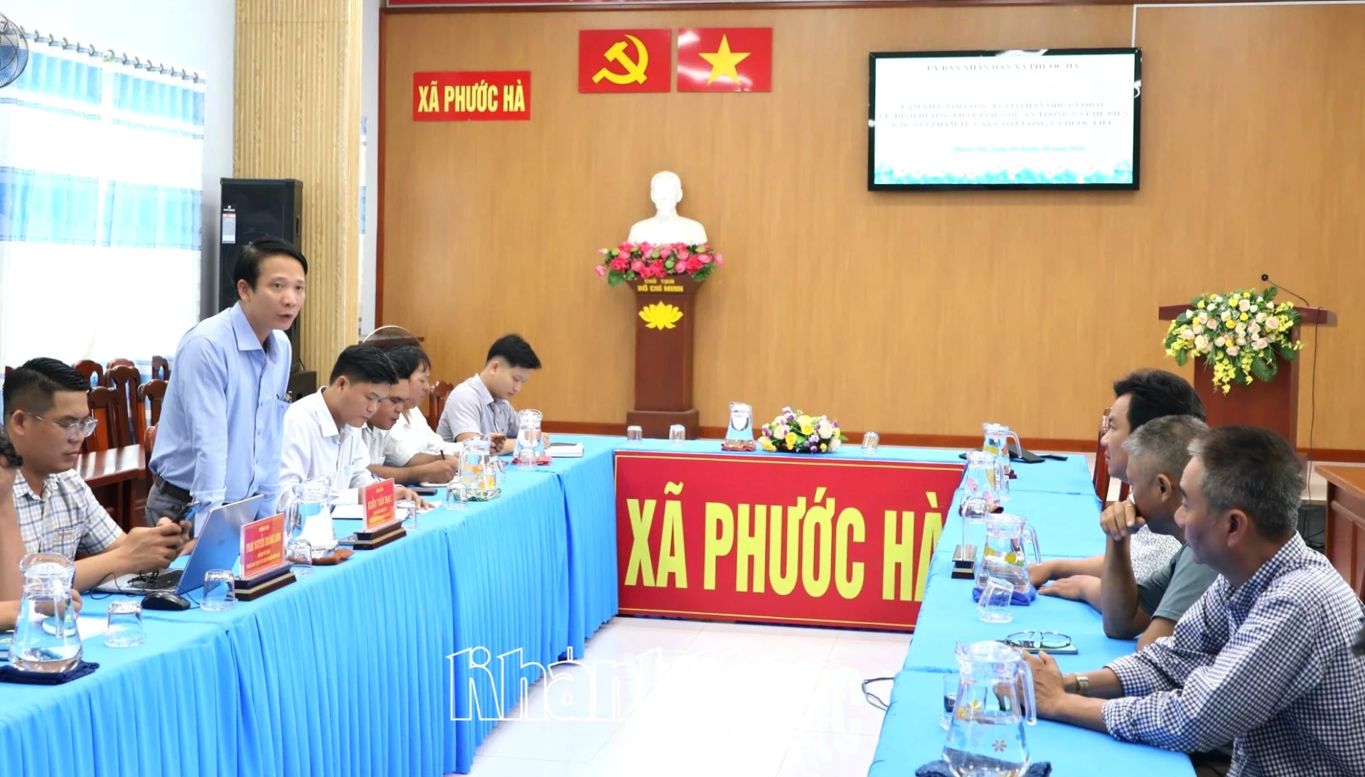 Lãnh đạo xã Phước Hà trao đổi phát nhà đầu tư tại buổi làm việc.