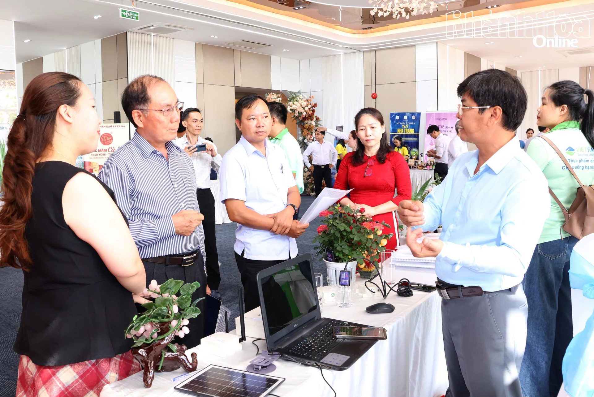 Các doanh nghiệp nhỏ và vừa tìm hiểu về công nghệ mới được giới thiệu tại Ngày Khoa học, Công nghệ và Đổi mới sáng tạo Việt Nam được tổ chức tại tỉnh Khánh Hòa.