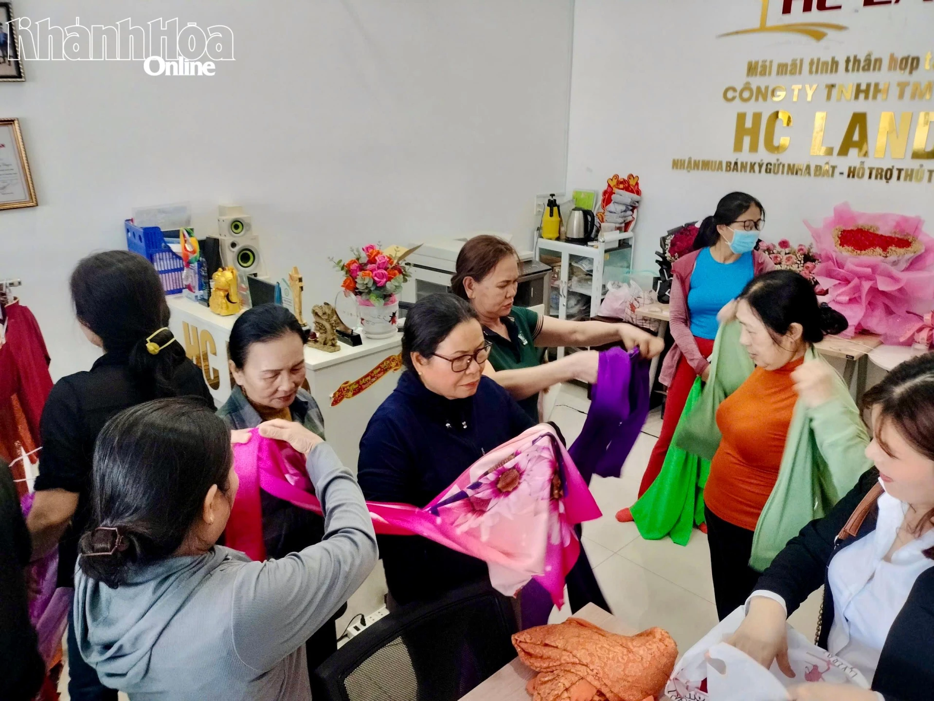 Chị em phụ nữ vui vẻ lựa chọn áo dài tại chương trình “Áo dài trao tay – Tôn vinh sắc Việt”.
