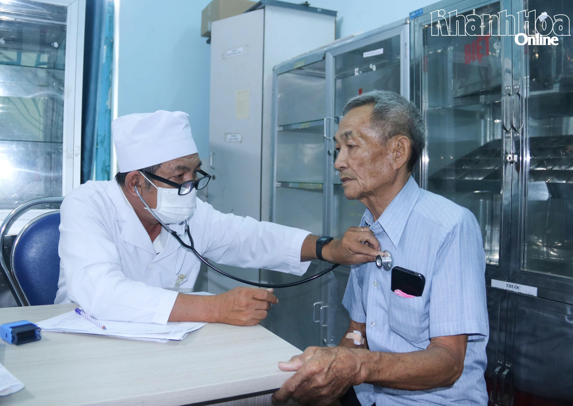 Bác sĩ khám sức khỏe cho người cao tuổi phường Đông Hải.