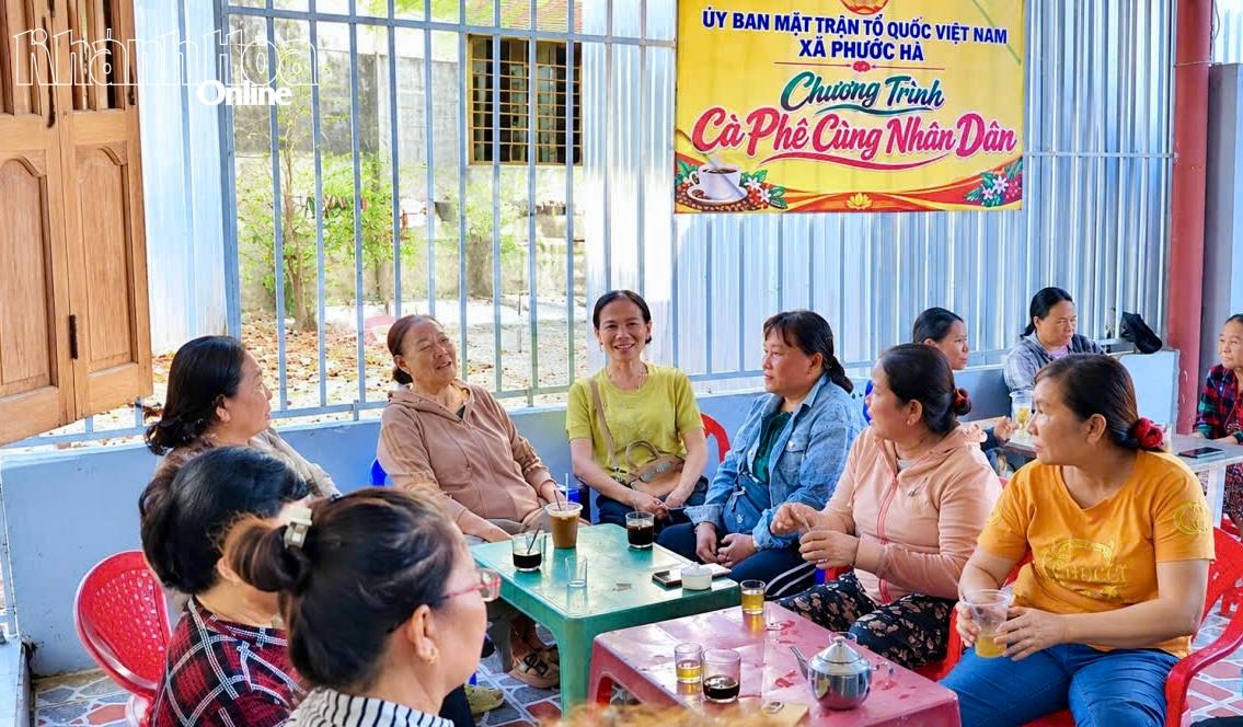 Mô hình “Cà phê cùng dân” tạo dịp để cán bộ xã Phước Hà lắng nghe tâm tư, nguyện vọng của người dân.