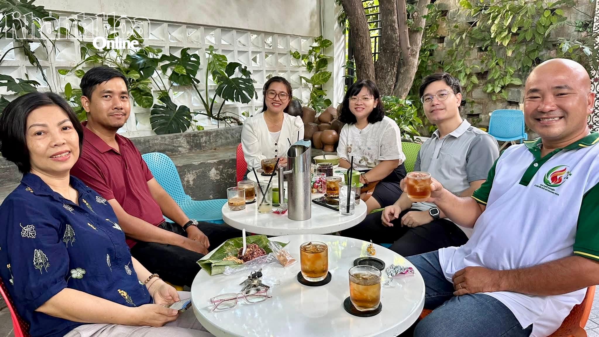 Các thành viên Câu lạc bộ Khởi nghiệp và Chuyển đổi số Khánh Hòa gặp gỡ, chia sẻ kinh nghiệm tại buổi “Cà phê kết nối”.