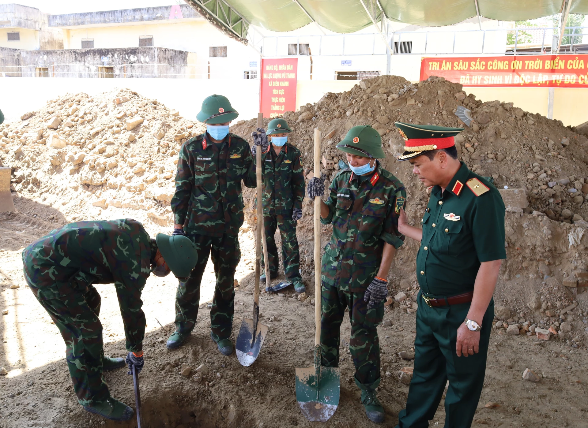 Thiếu tướng Nguyễn Túy - Ủy viên Ban Thường vụ Tỉnh ủy, Chỉ huy trưởng Bộ Chỉ huy Quân sự tỉnh kiểm tra, động viên lực lượng tìm kiếm hài cốt liệt sĩ tại khu vực Nhà lao Thành Diên Khánh.