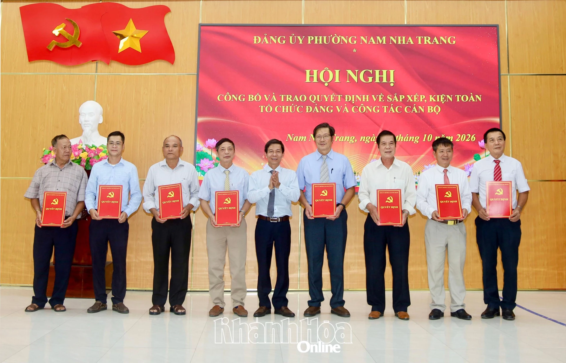 Ông Nguyễn Văn Minh - Phó Bí thư Đảng ủy, Chủ tịch UBND phường trao quyết định chỉ định cấp ủy và các chức danh bí thư, phó bí thư chi bộ tổ dân phố.