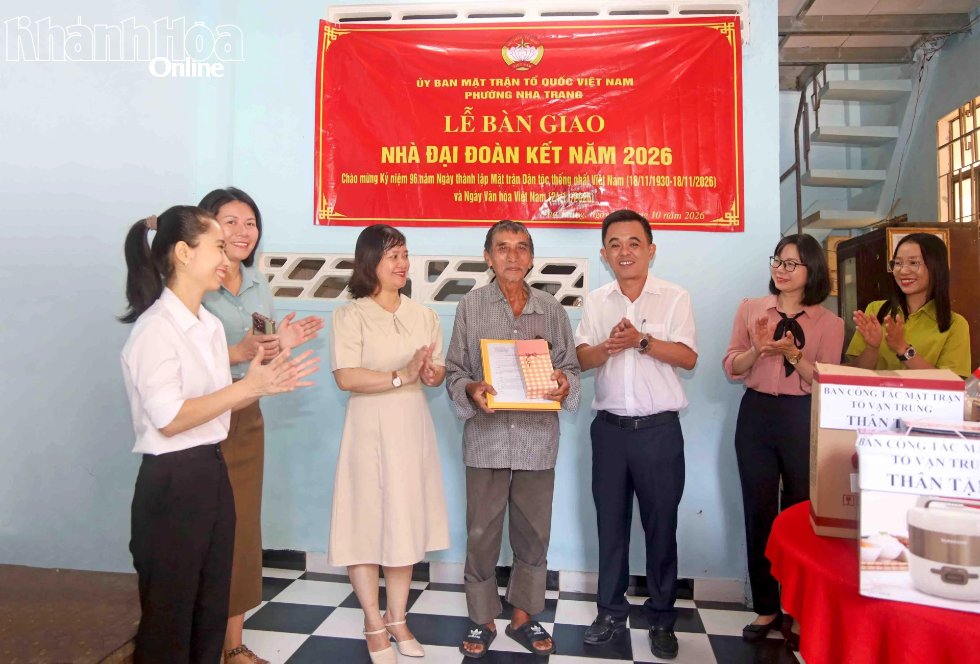 Lãnh đạo Đảng ủy, UBND phường và Ủy ban MTTQ Việt Nam phường trao quyết định bàn giao nhà đại đoàn kết cho hộ ông Trần Văn Khoa.