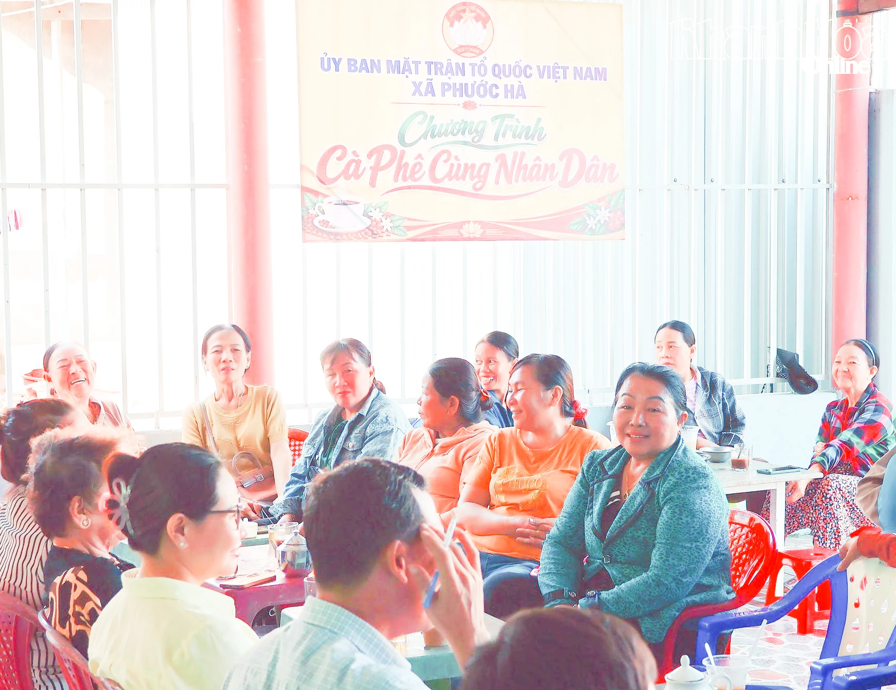Lãnh đạo xã Phước Hà cùng người dân thôn 1 tại buổi Cà phê cùng Nhân dân.