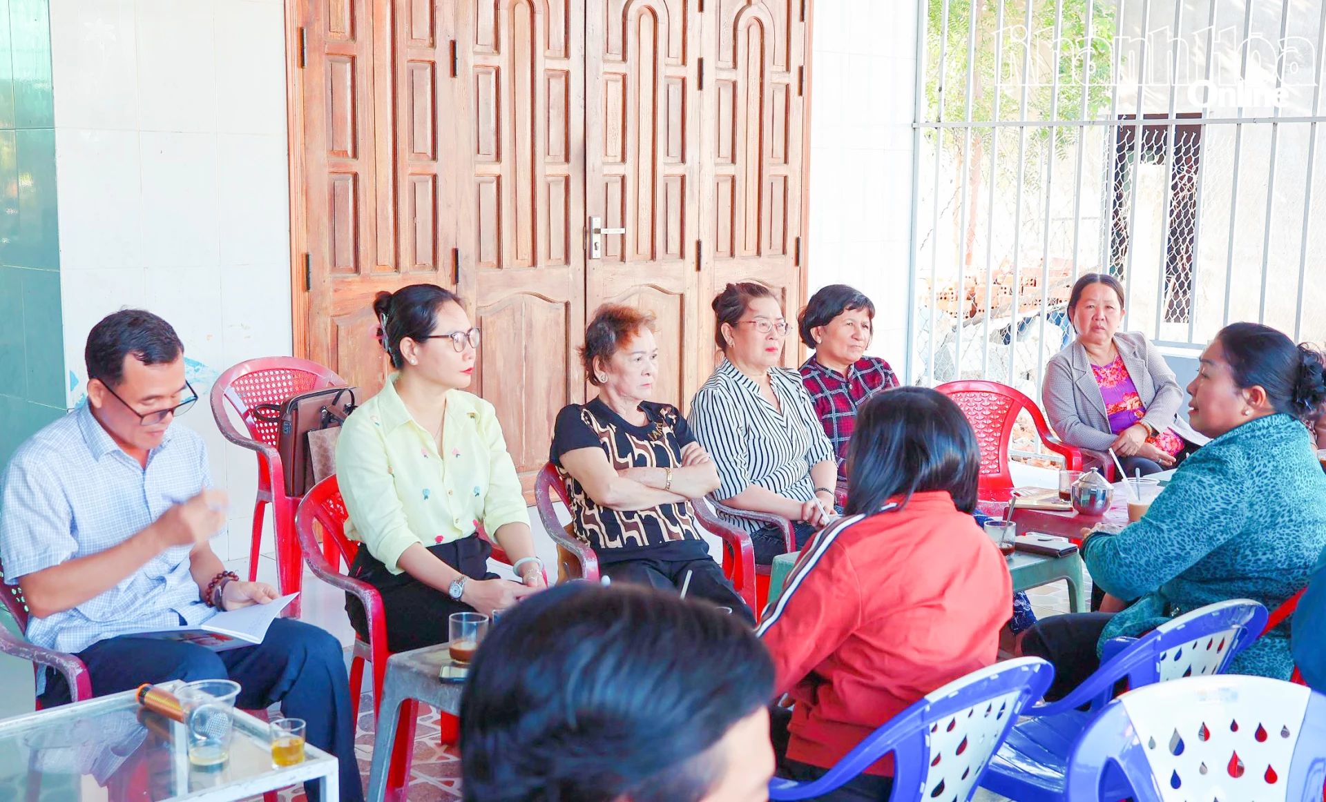 Lãnh đạo xã Phước Hà nắm bắt tâm tư của người dân Thôn 1 tại buổi Cà phê cùng Nhân dân.
