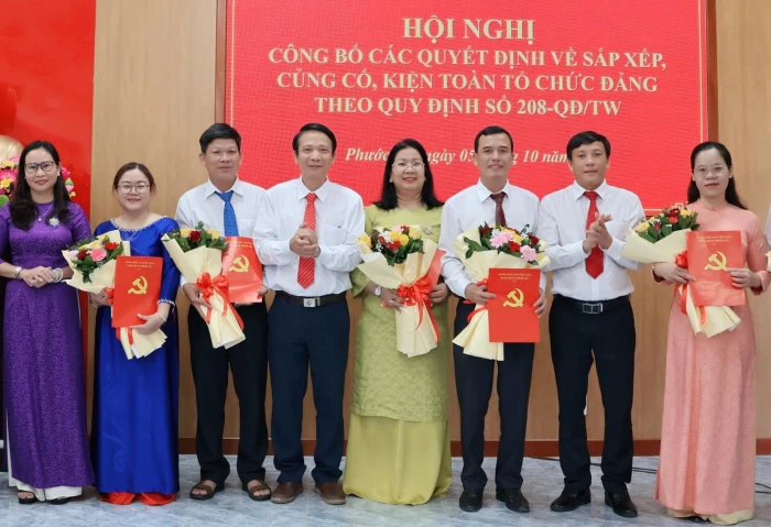 Đảng ủy xã Phước Hà công bố các quyết định thành lập 9 chi bộ trực thuộc