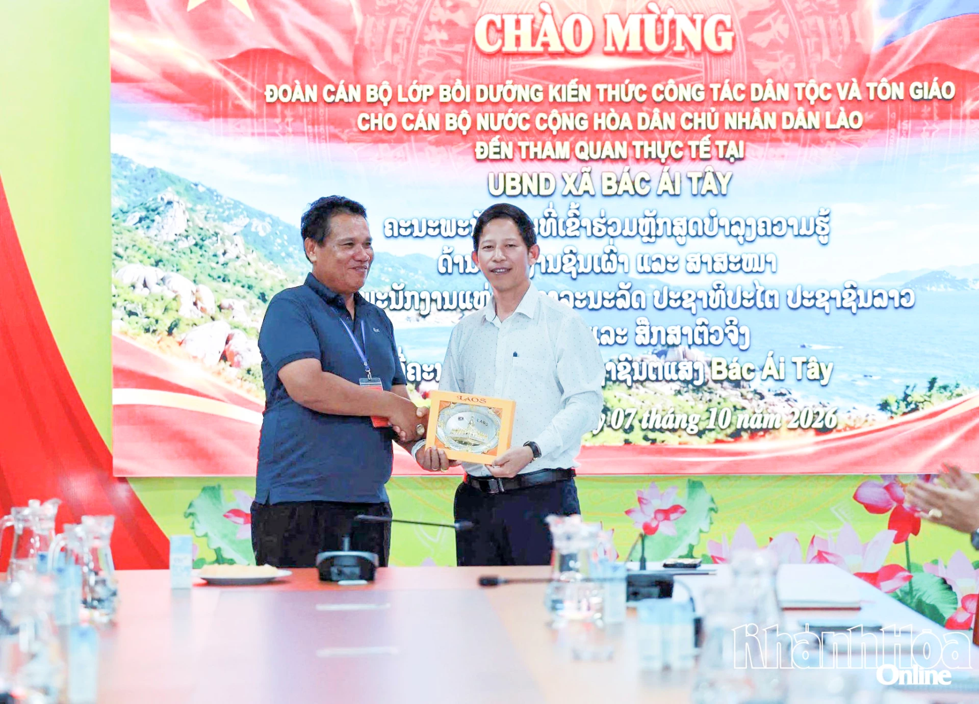 Đại diện Đoàn cán bộ Lào tặng quà lưu niệm cho lãnh đạo UBND xã Bác Ái Tây.