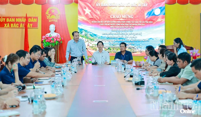 Đoàn cán bộ Lào nghiên cứu thực tế và làm việc với xã Bác Ái Tây về công tác dân tộc, tôn giáo