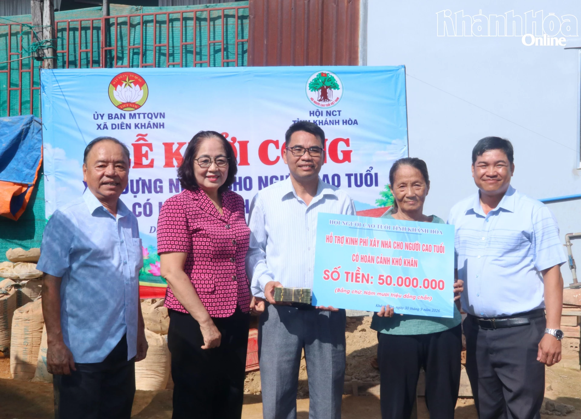 Hội Người cao tuổi tỉnh trao kinh phí hỗ trợ xây dựng cho gia đình bà Trần Thị Rỡ.