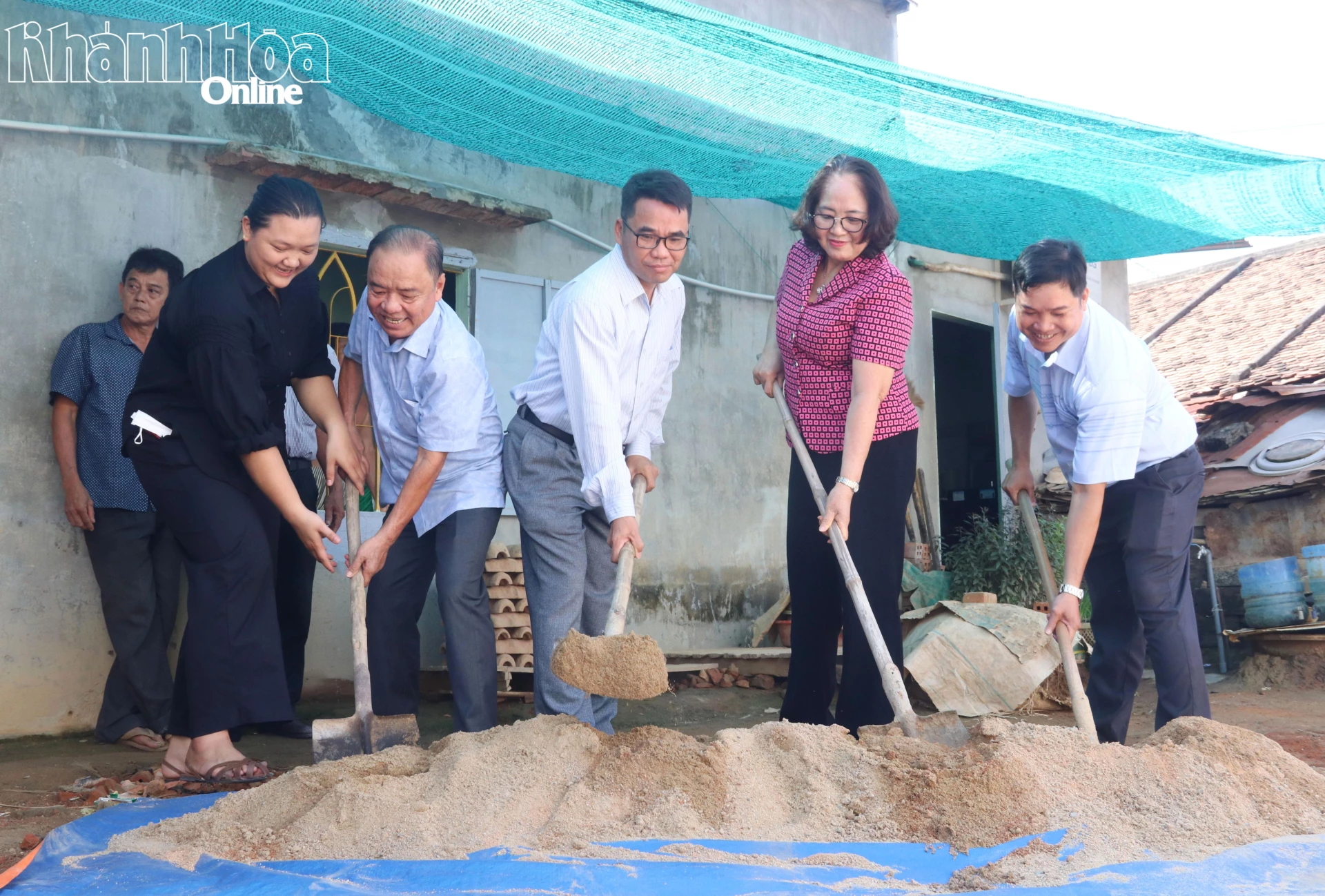 Hội Người cao tuổi tỉnh và các đại biểu thực hiện nghi thức động thổ xây dựng nhà ở cho người cao tuổi.