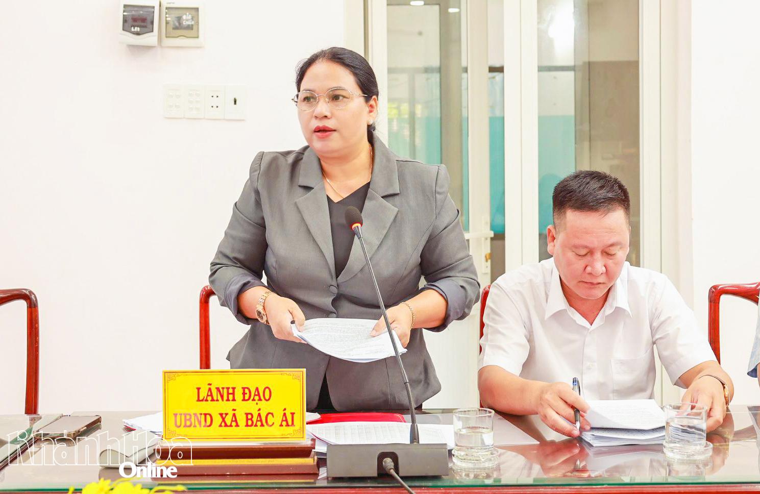 Lãnh đạo xã Bác Ái phát biểu tại cuộc họp.