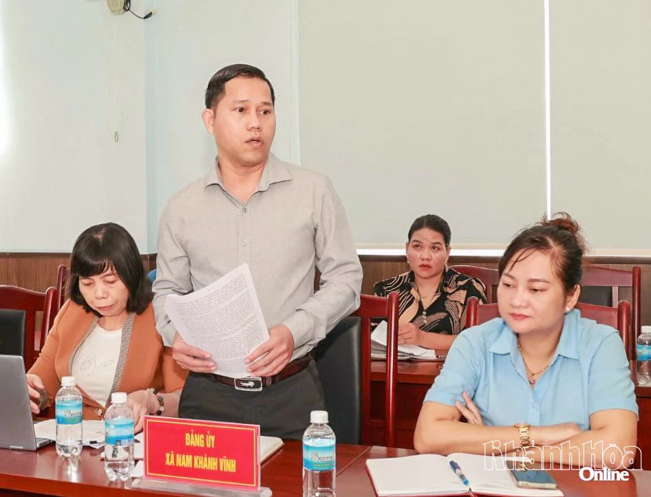 Lãnh đạo Đảng ủy xã Nam Khánh Vĩnh phát buổi tại buổi làm việc.