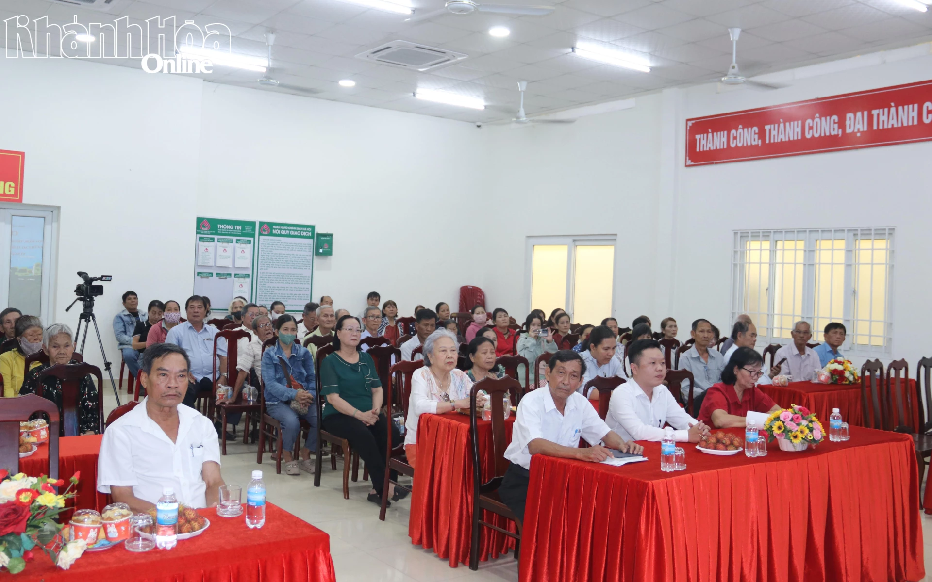 Các đại biểu tham dự chương trình.