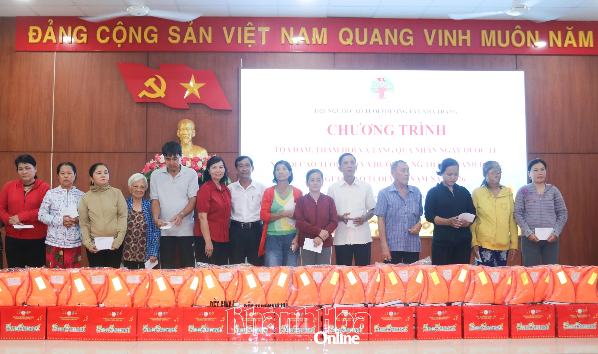 Lãnh đạo Ủy ban MTTQ Việt Nam phường và Hội Người cao tuổi phường trao quà cho người cao tuổi có hoàn cảnh khó khăn.