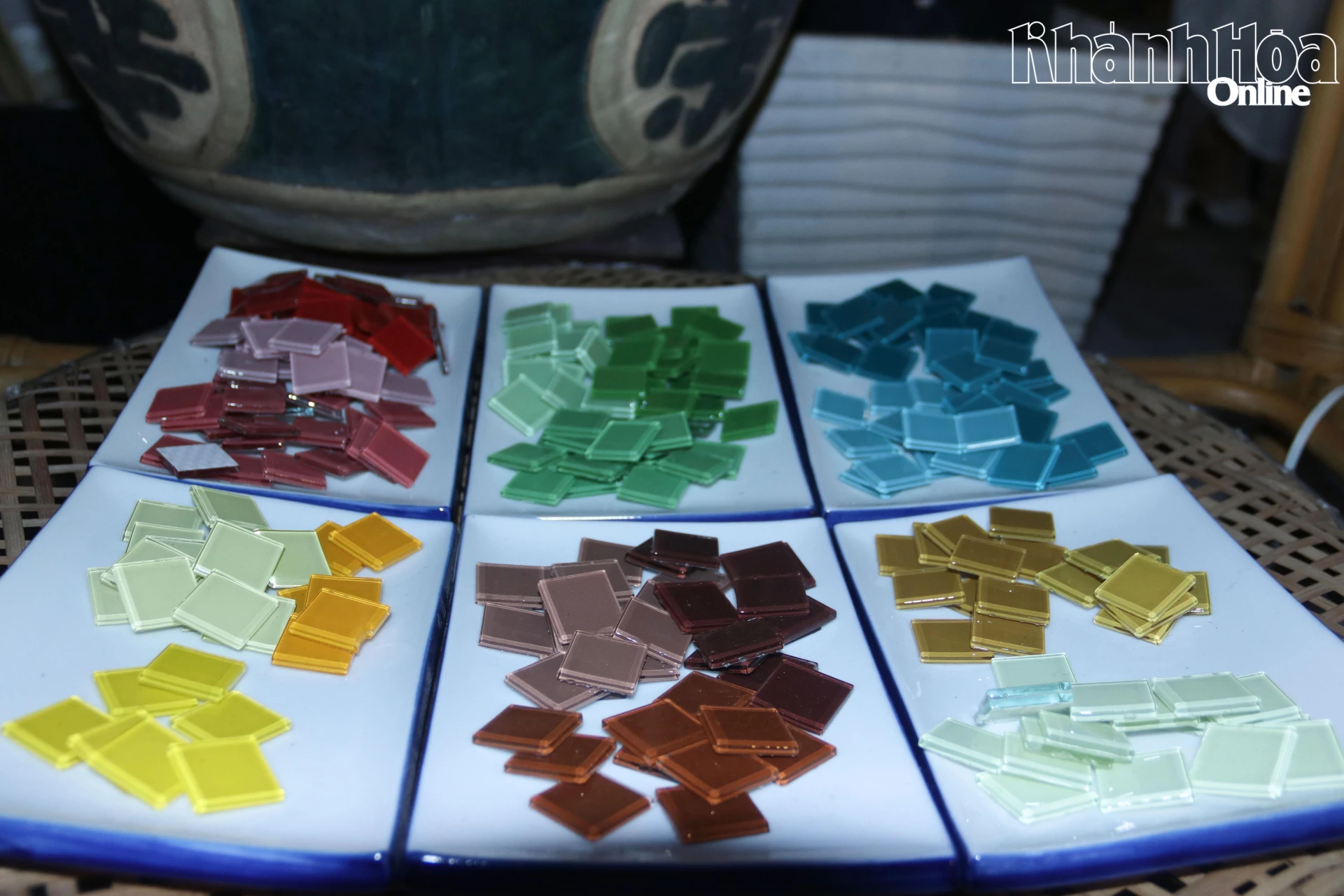 Gạch mosaic - nguyên liệu làm tranh.