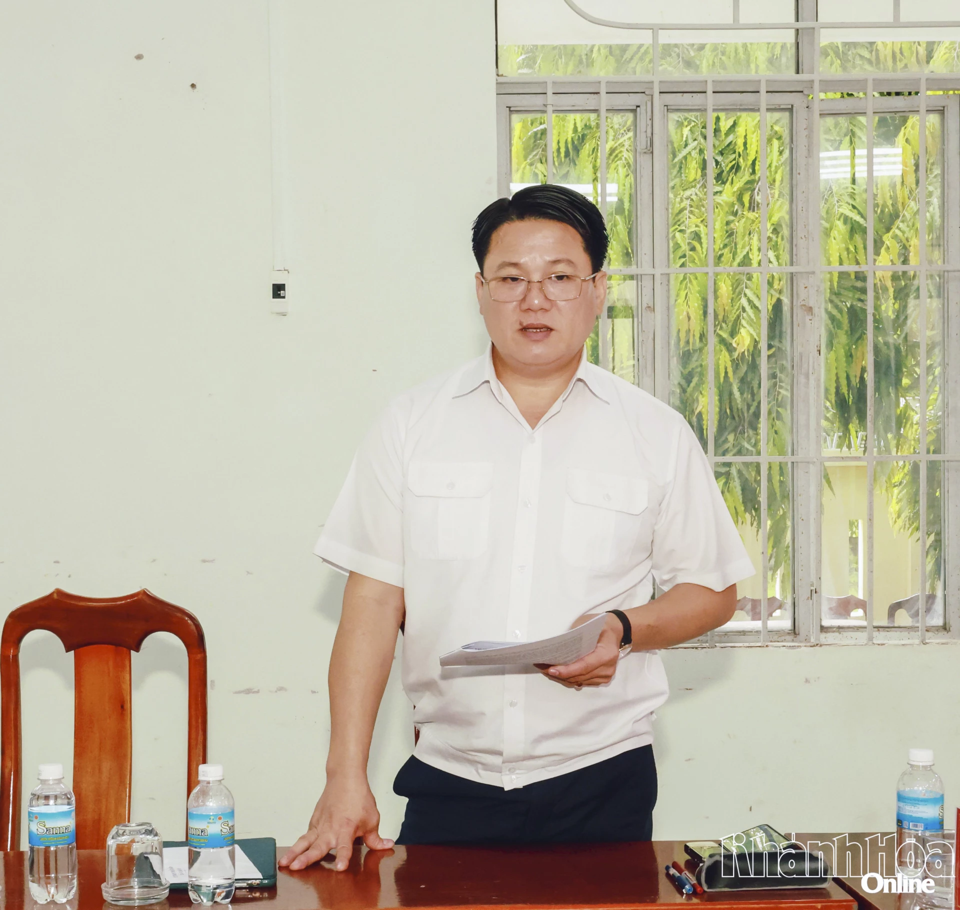 Thành viên đoàn giám sát phát biểu tại buổi giám sát.