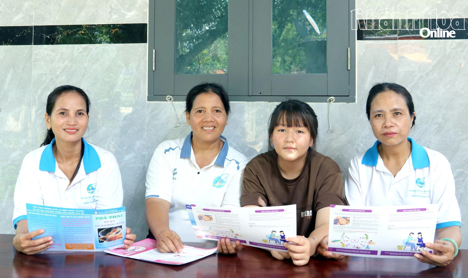 Bà Cao Thị La cùng cán bộ hội tuyên truyền về phòng, chống tảo hôn cho trẻ em gái.