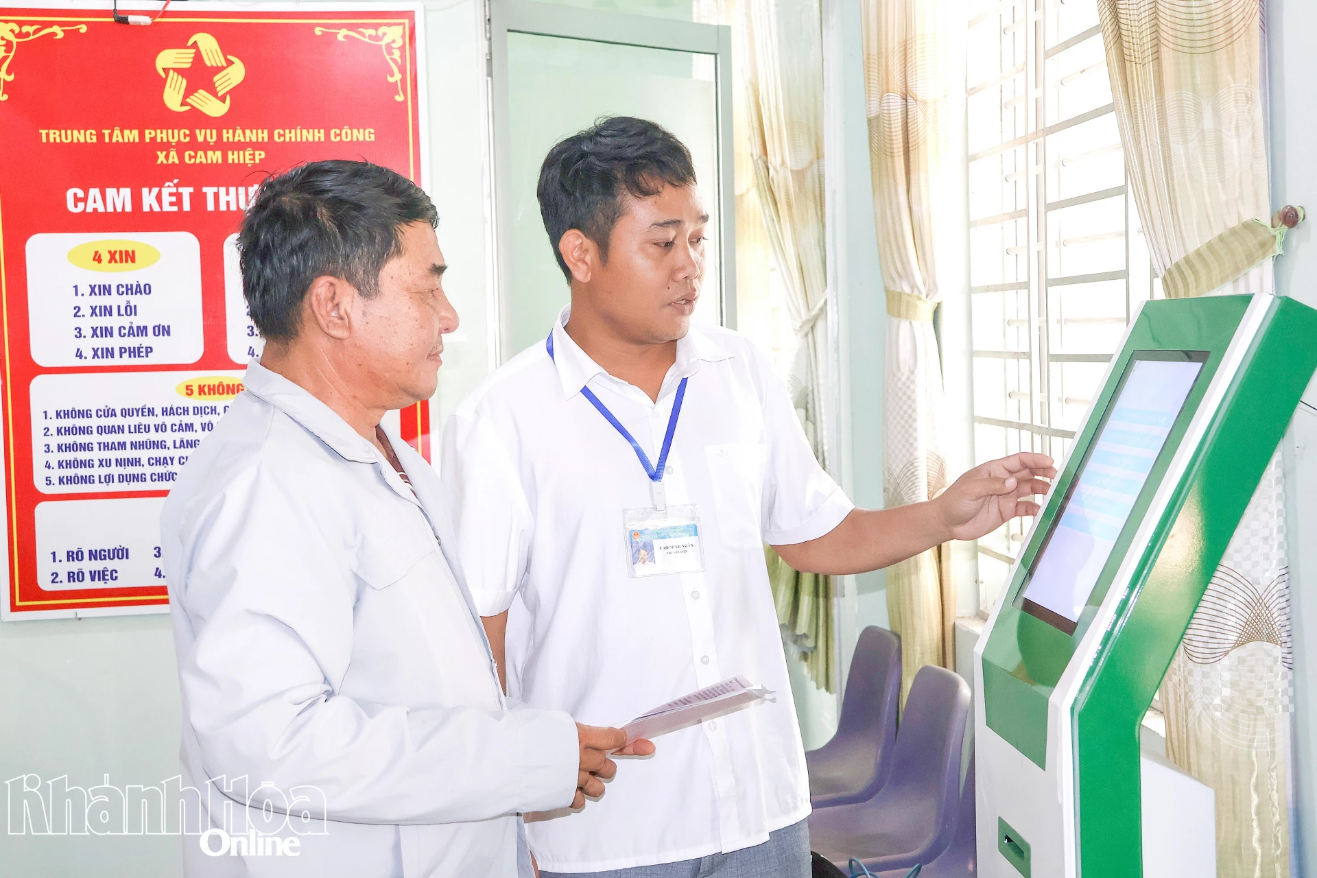 Cán bộ Trung tâm Phục vụ hành chính công xã Cam Hiệp hỗ trợ người dân nộp hồ sơ trực tuyến.