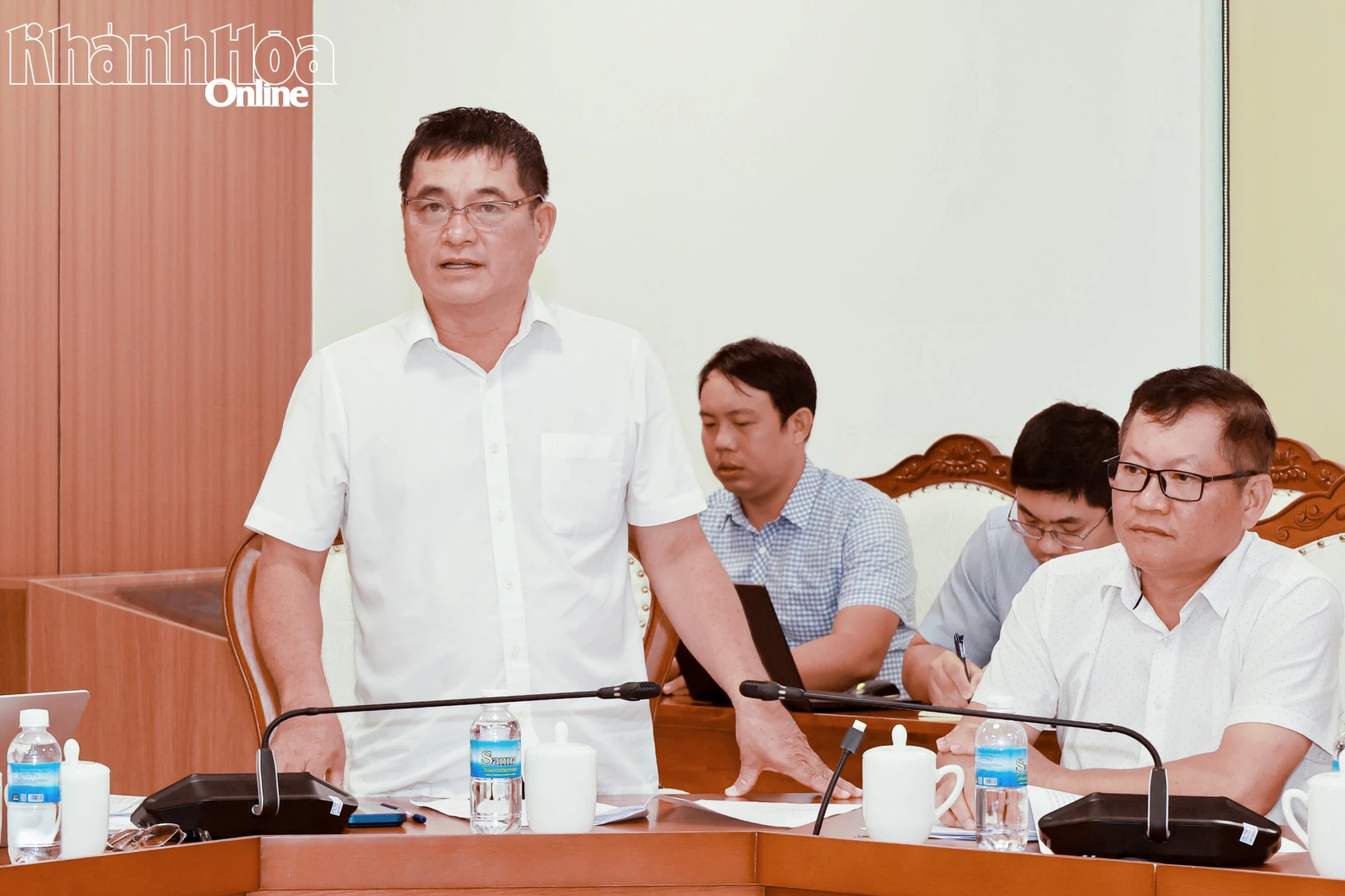 Lãnh đạo Ban Quản lý Dự án đầu tư xây dựng các công trình nông nghiệp và giao thông tỉnh phát biểu tại cuộc họp.
