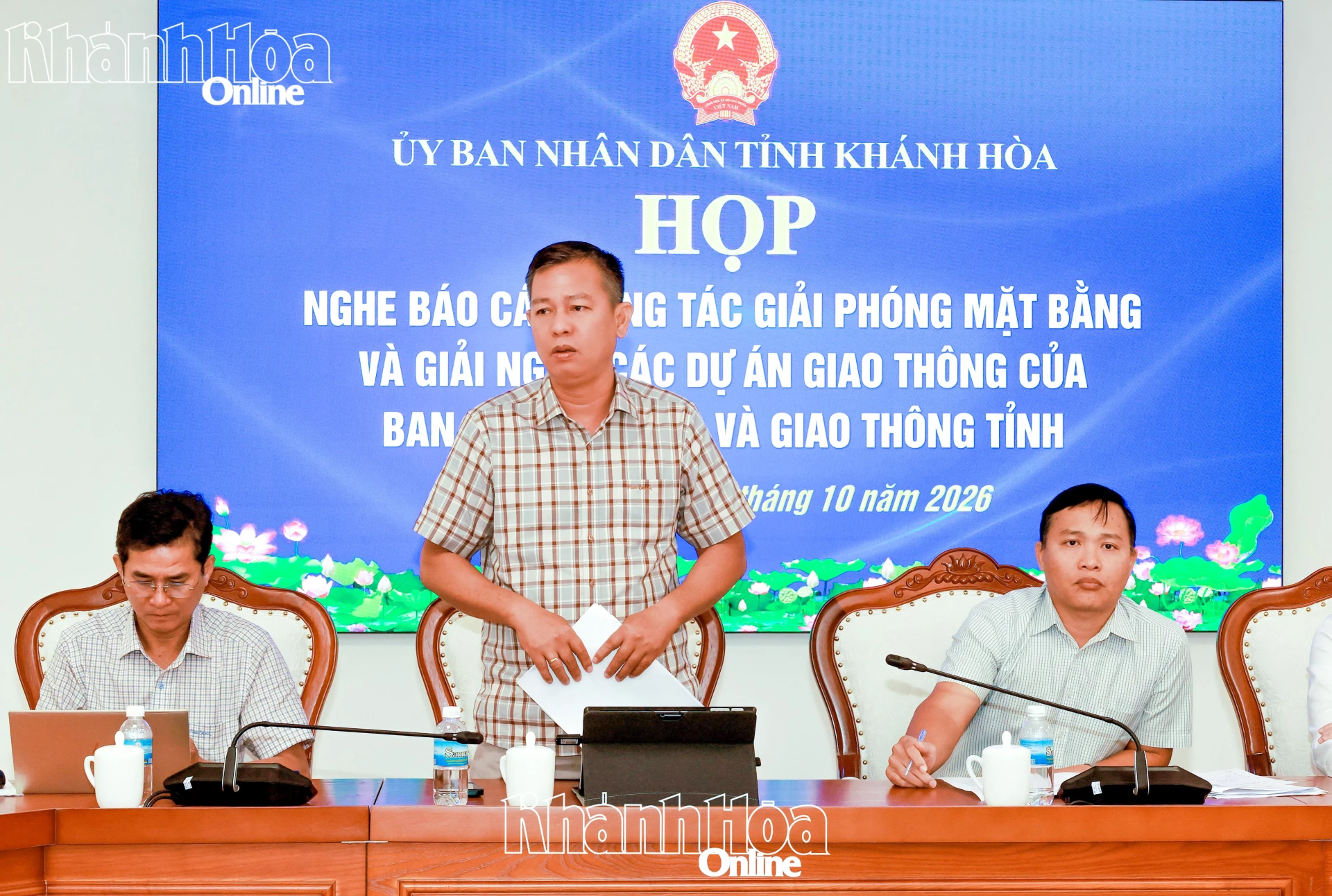 Lãnh đạo Trung tâm Phát triển quỹ đất tỉnh phát biểu tại cuộc họp.