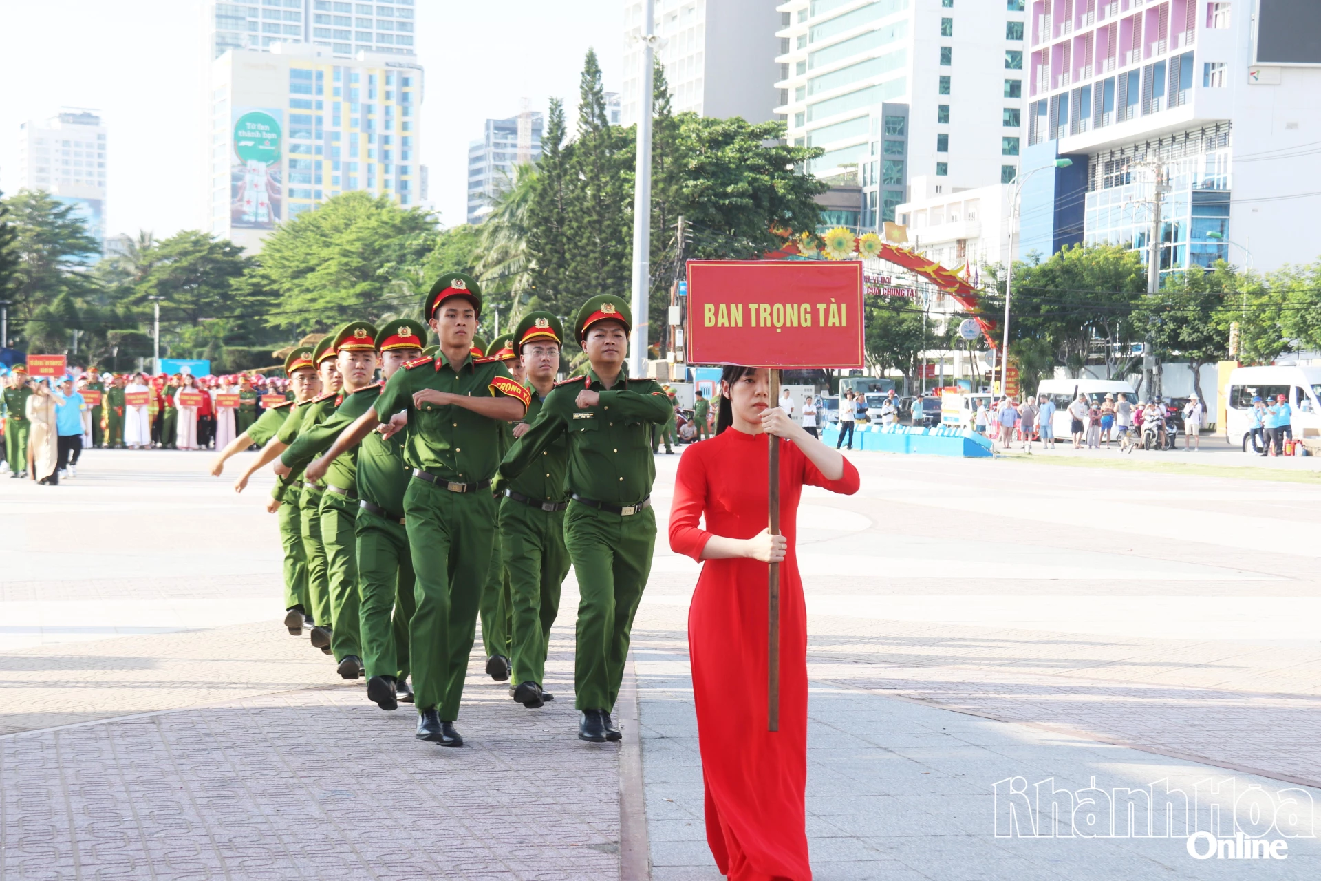 Ban Trọng tài diễn hành qua lễ đài.