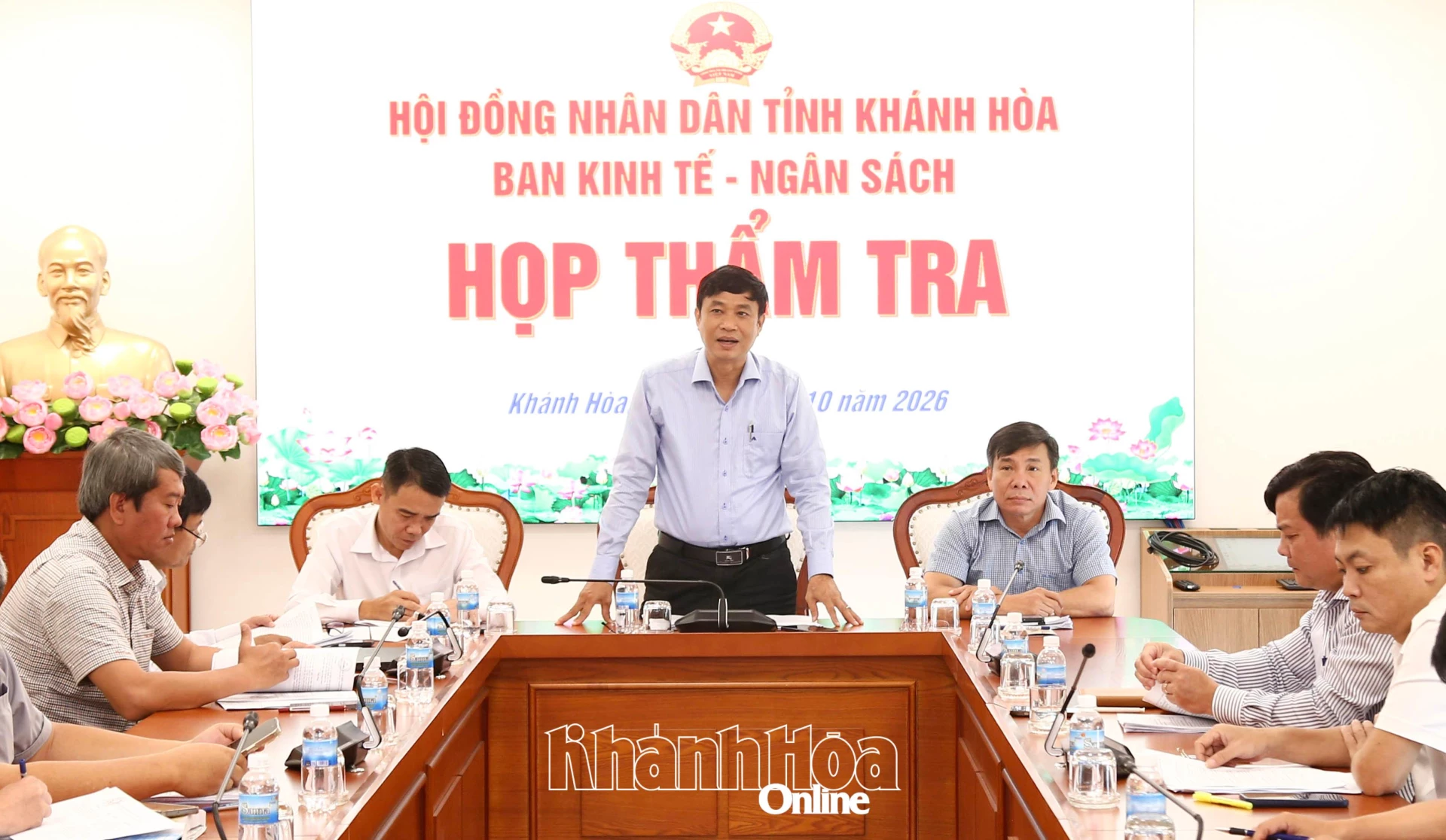 Lãnh đạo Ban Kinh tế - Ngân sách HĐND tỉnh phát biểu tại cuộc họp thẩm tra